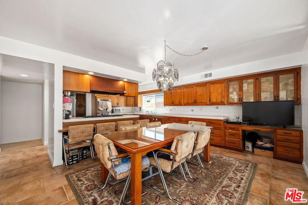Los Angeles, California, 90056, United States, 5 Bedrooms Bedrooms, ,5 BathroomsBathrooms,Residential,For Sale,1918507