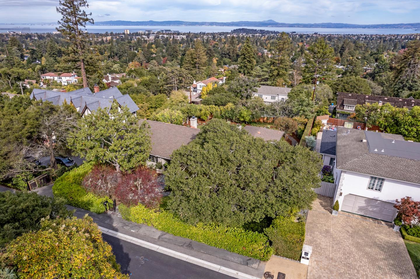 Hillsborough, California, 94010, United States, 3 Bedrooms Bedrooms, ,4 BathroomsBathrooms,Residential,For Sale,1989109