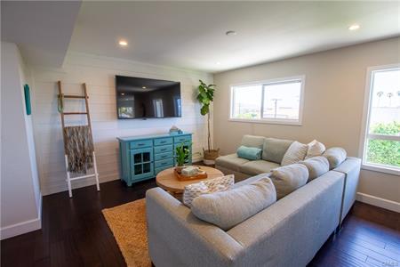Redondo Beach, California, 90277, United States, 3 Bedrooms Bedrooms, ,2 BathroomsBathrooms,Residential,For Sale,1914316