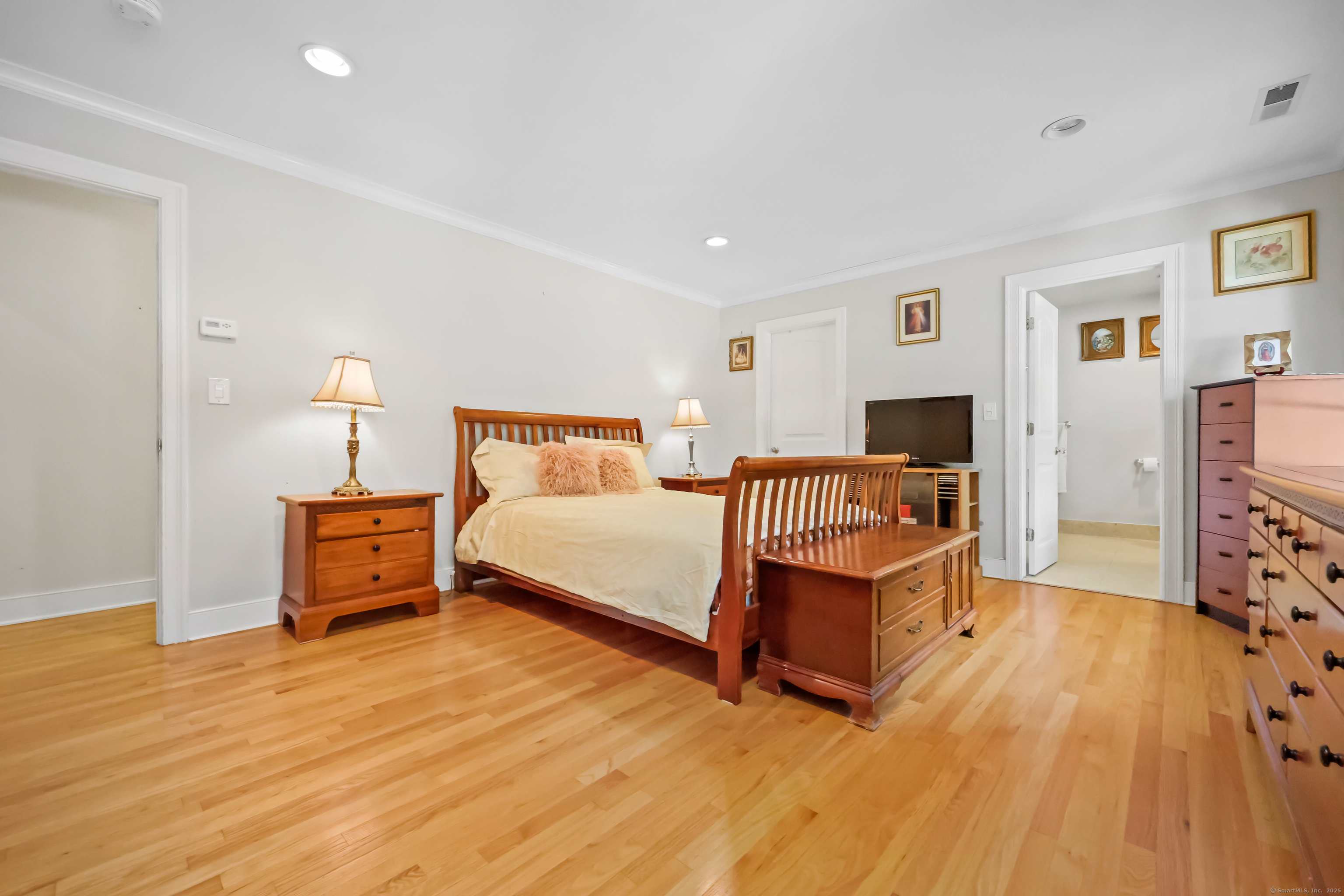 Fairfield, Connecticut, 06880, United States, 3 Bedrooms Bedrooms, ,3 BathroomsBathrooms,Residential,For Sale,1992139