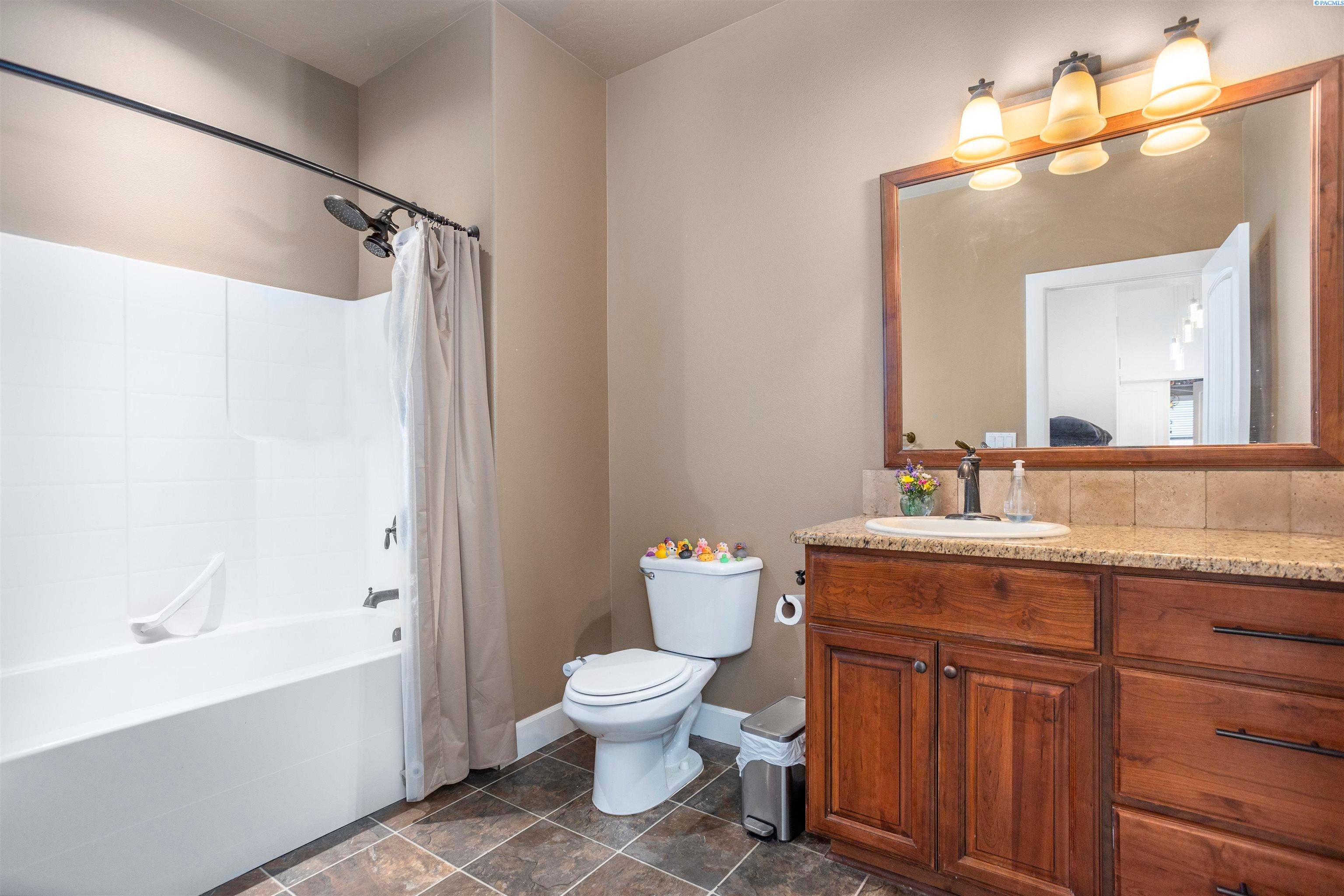 West Richland, Washington, 99353, United States, 4 Bedrooms Bedrooms, ,2 BathroomsBathrooms,Residential,For Sale,1944787