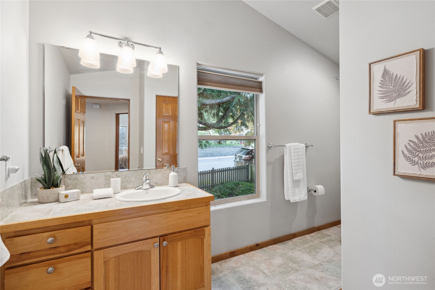 Kirkland, Washington, 98033, United States, 4 Bedrooms Bedrooms, ,2 BathroomsBathrooms,Residential,For Sale,1804621