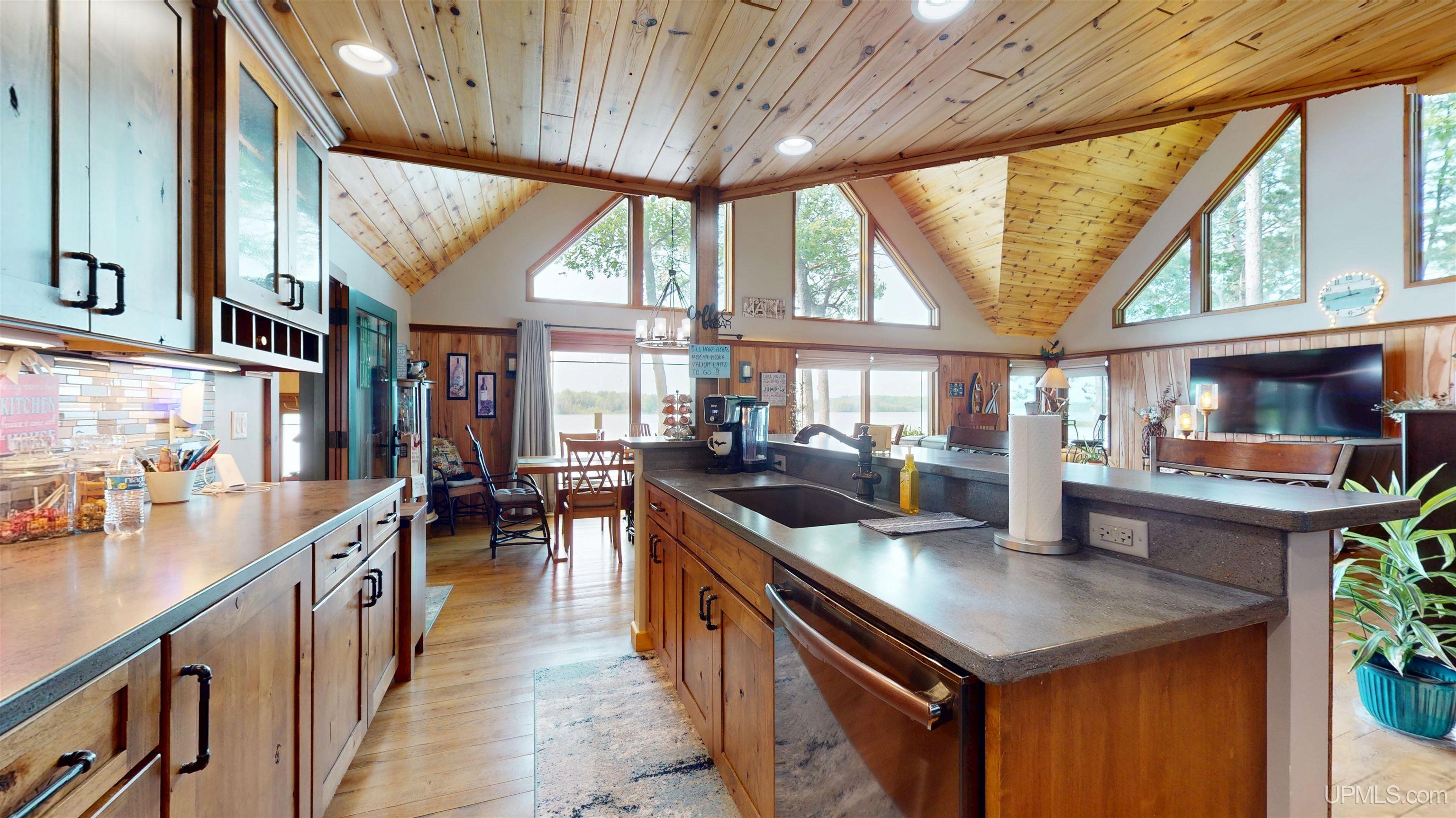 Marquette, Michigan, 49855, United States, 2 Bedrooms Bedrooms, ,4 BathroomsBathrooms,Residential,For Sale,1892873