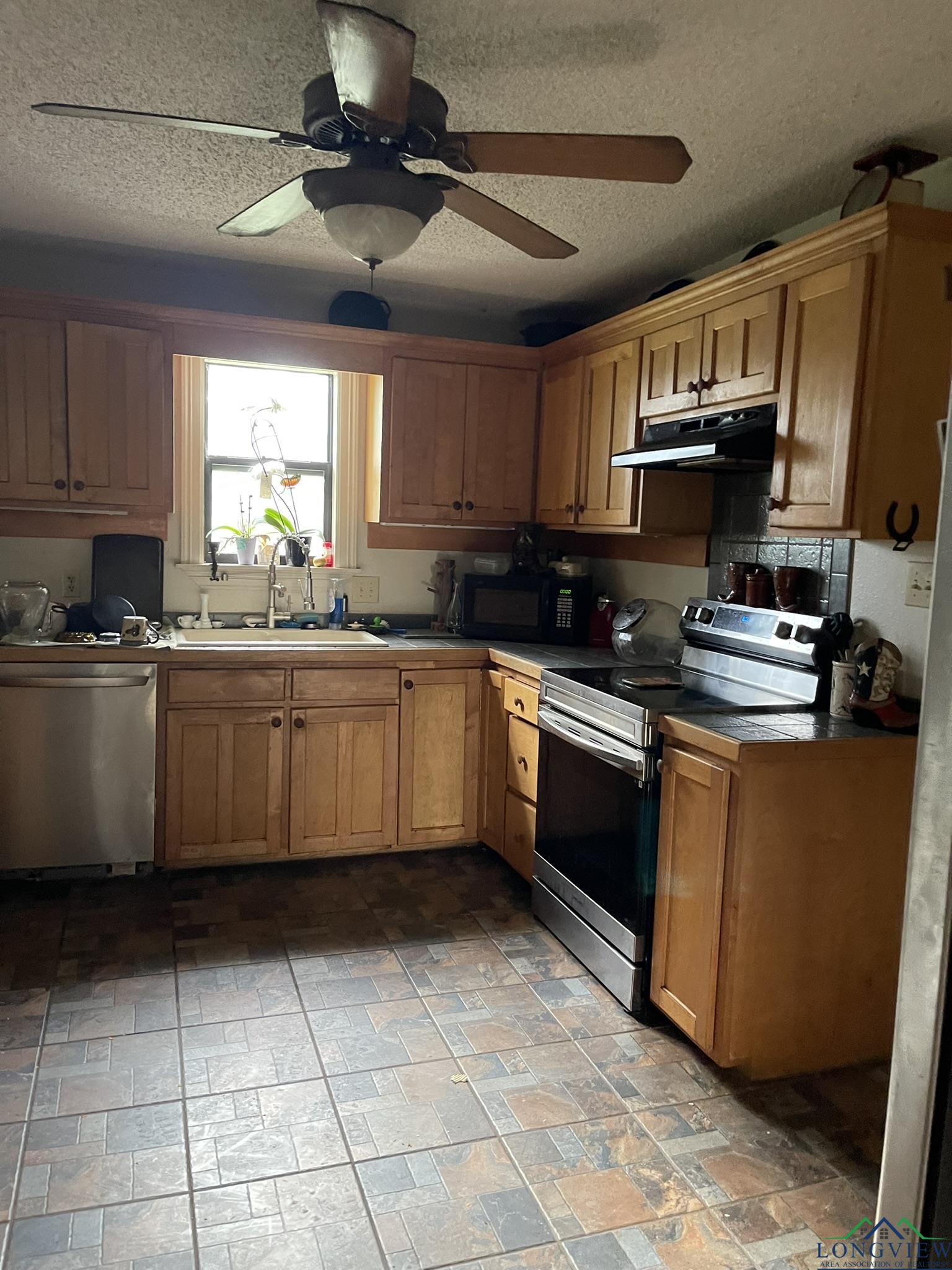 Gilmer, Texas, 75644, United States, 3 Bedrooms Bedrooms, ,2 BathroomsBathrooms,Residential,For Sale,1847700