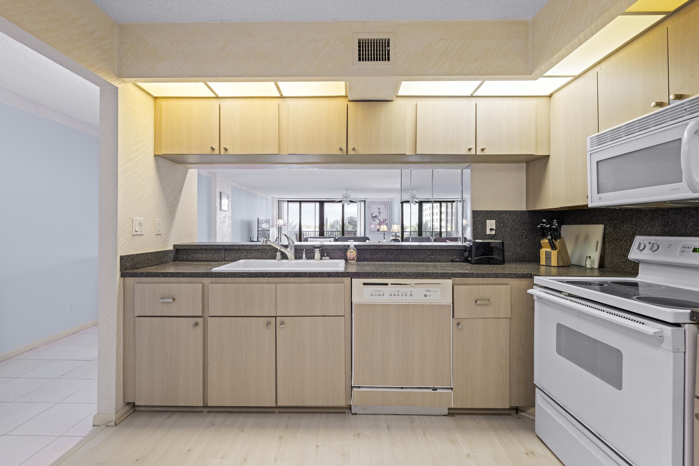 Highland Beach, Florida, 33487, United States, 2 Bedrooms Bedrooms, ,2 BathroomsBathrooms,Residential,For Sale,1827677