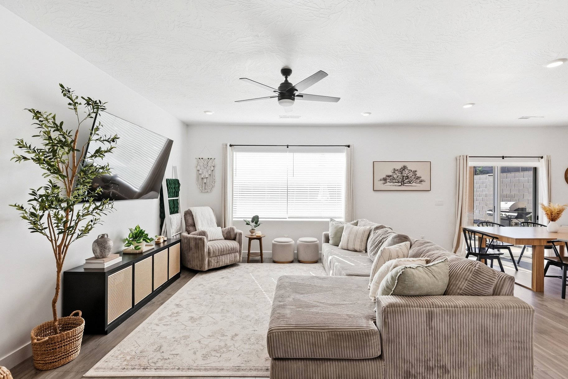  4-Bedroom Long Valley Home with Spacious Yard & Resort Amenities - 物件實景