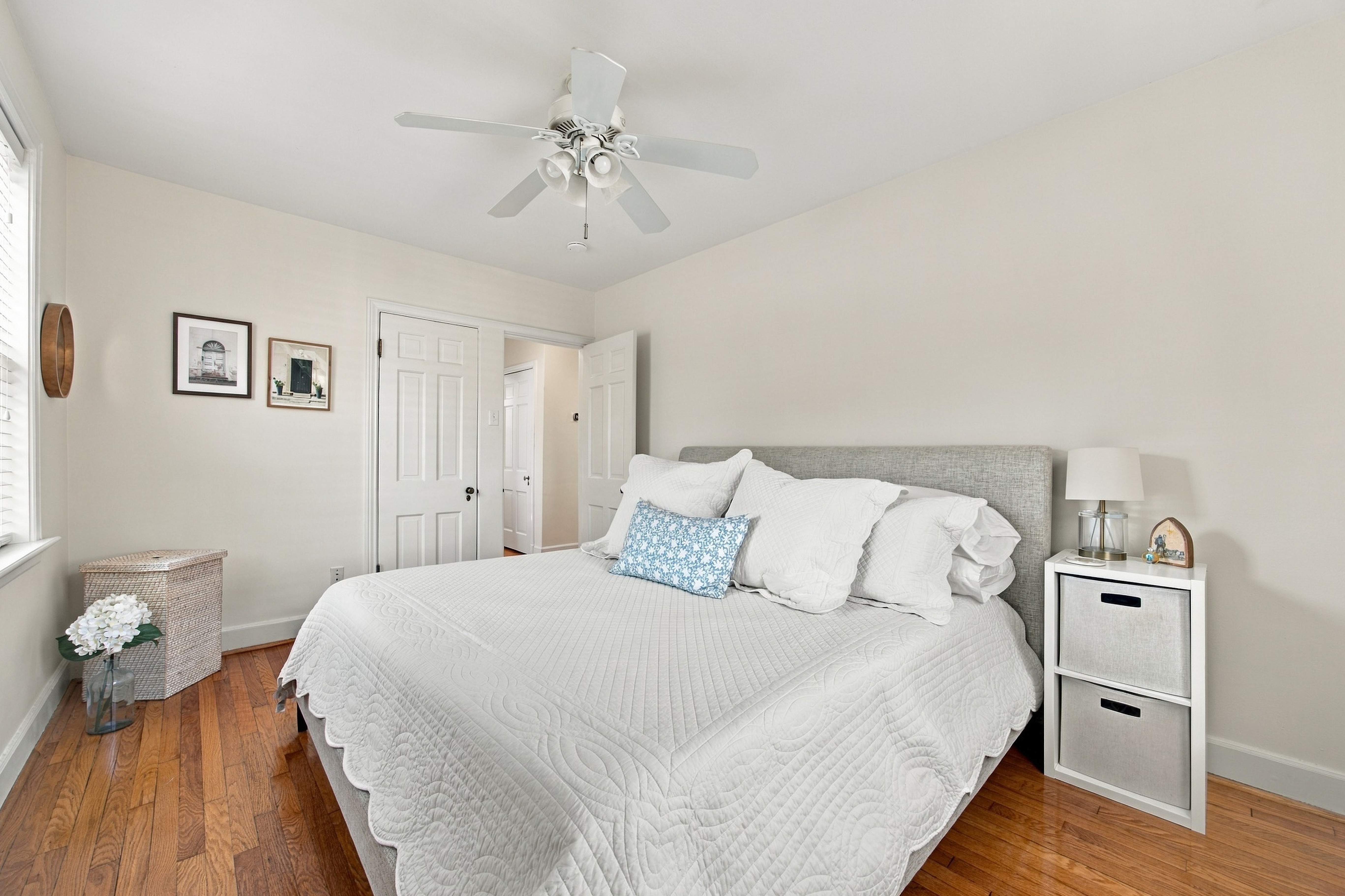  Welcome to this charming, sun-filled 3rd-floor end-unit condo - 物件實景