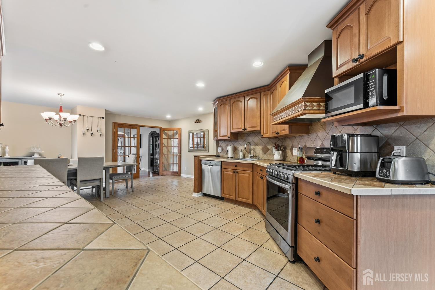 Dunellen, New Jersey, 08812, United States, 3 Bedrooms Bedrooms, ,2 BathroomsBathrooms,Residential,For Sale,1991582