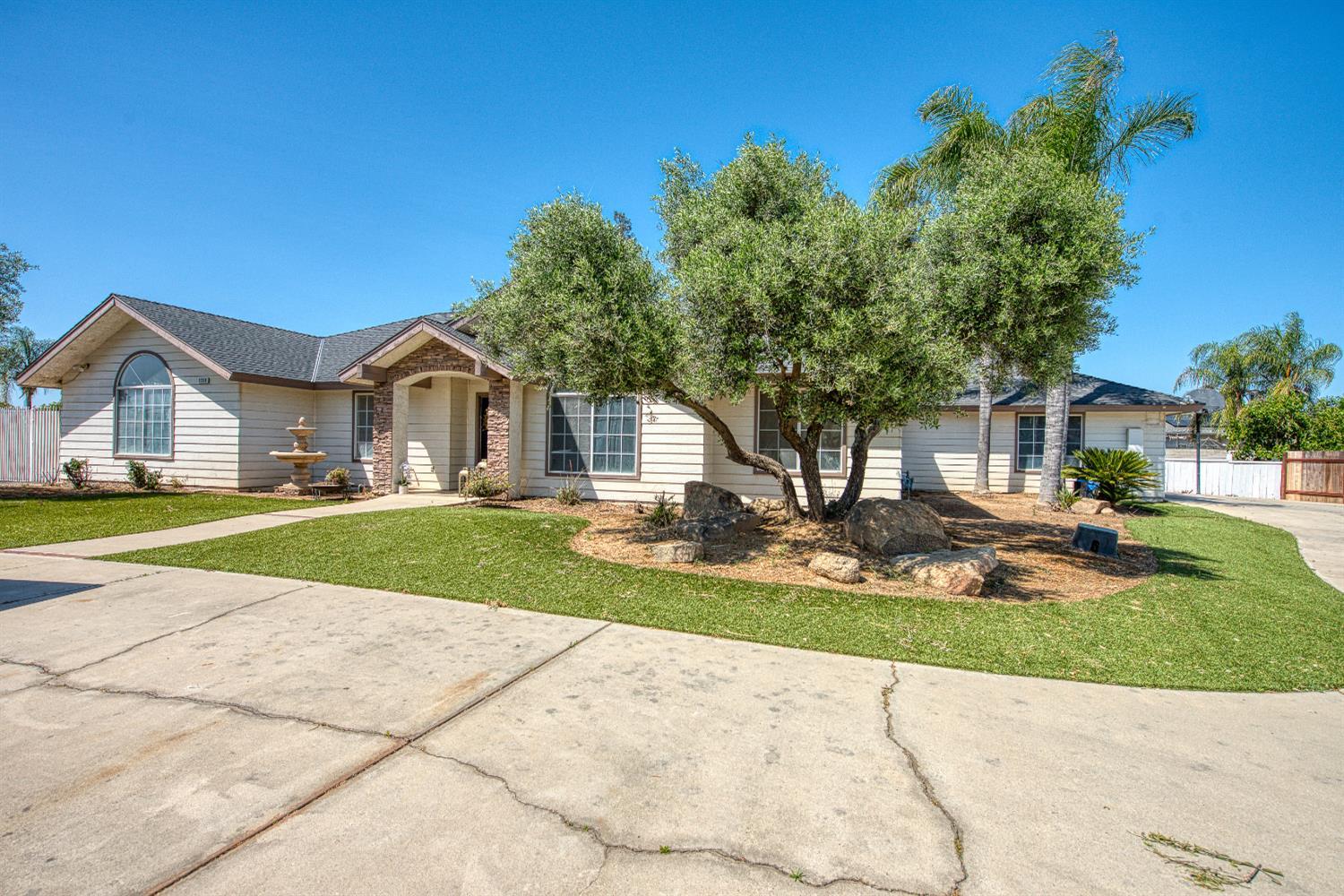Fresno, California, 93722, United States, 3 Bedrooms Bedrooms, ,2 BathroomsBathrooms,Residential,For Sale,2039755