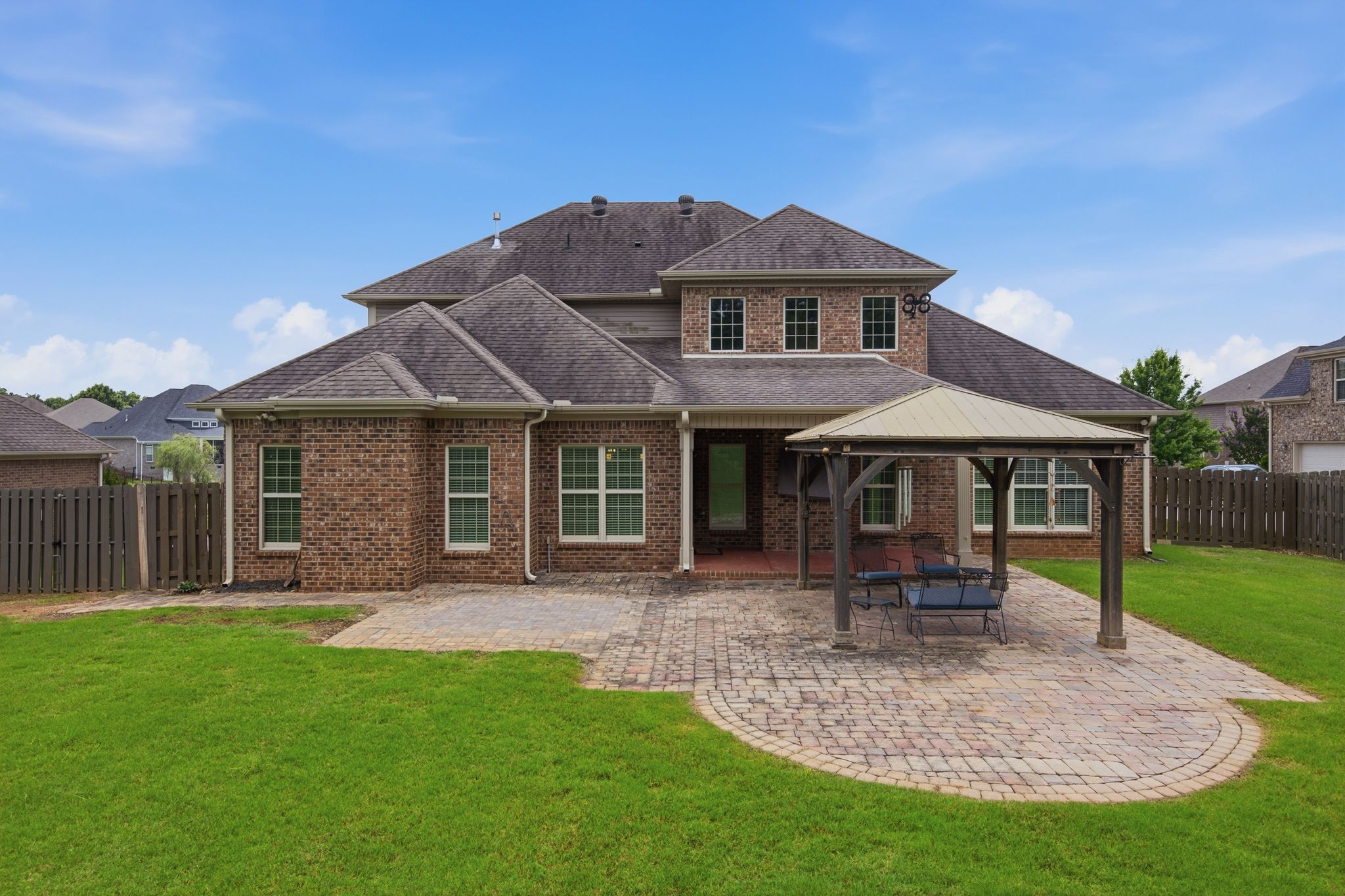  214 Legendwood Drive  NW - 物件實景