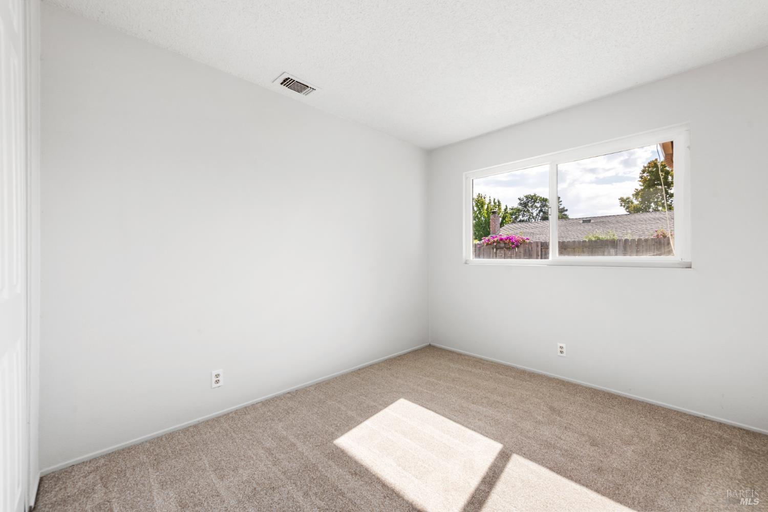 Vacaville, California, 95687, United States, 4 Bedrooms Bedrooms, ,2 BathroomsBathrooms,Residential,For Sale,1977124