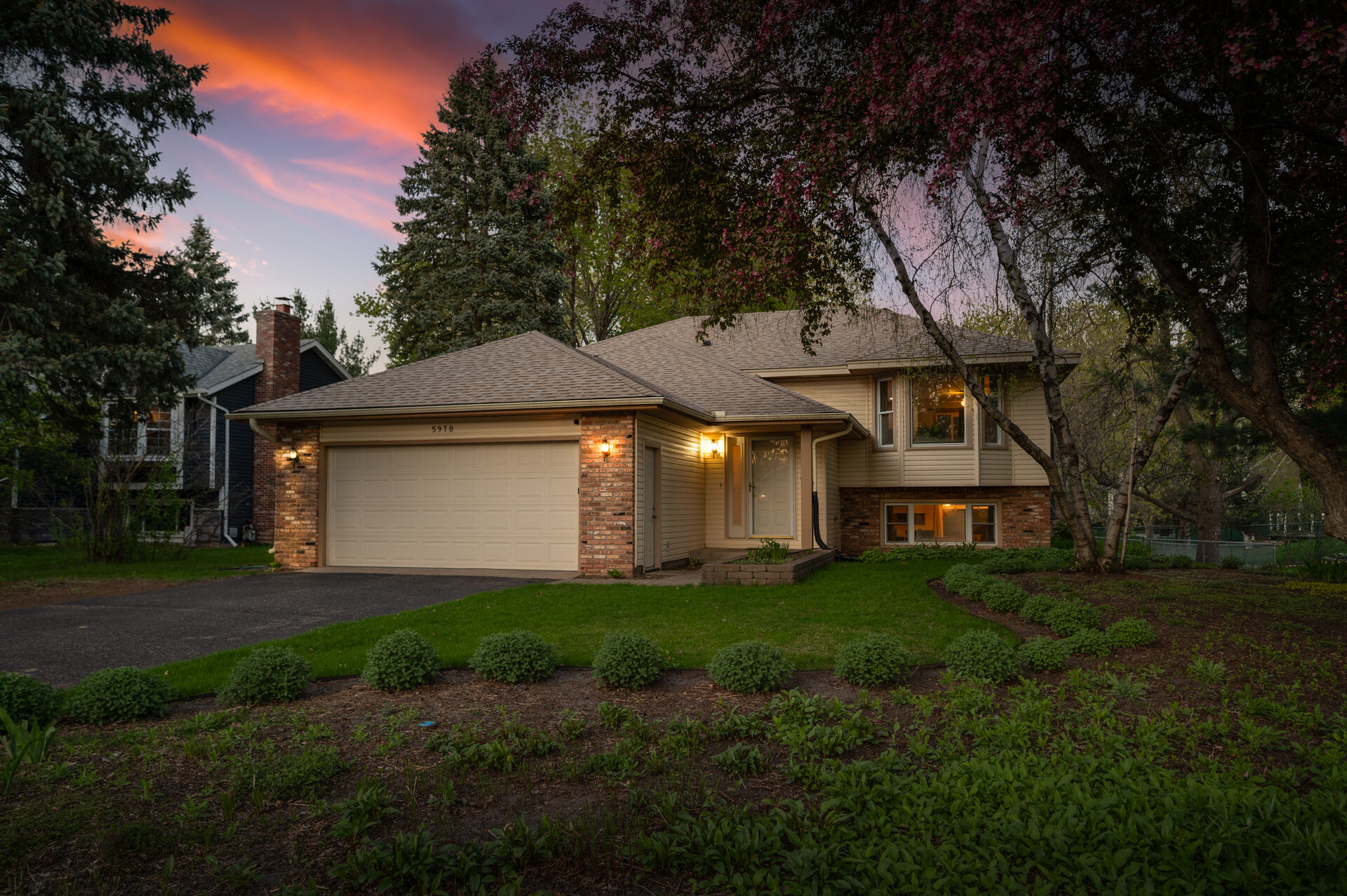  Wooded Retreat with Native Gardens and Expansive Outdoor Living - 物件實景