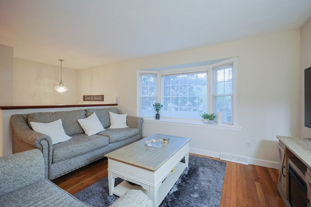 Framingham, Massachusetts, 01701, United States, 3 Bedrooms Bedrooms, ,2 BathroomsBathrooms,Residential,For Sale,1987997