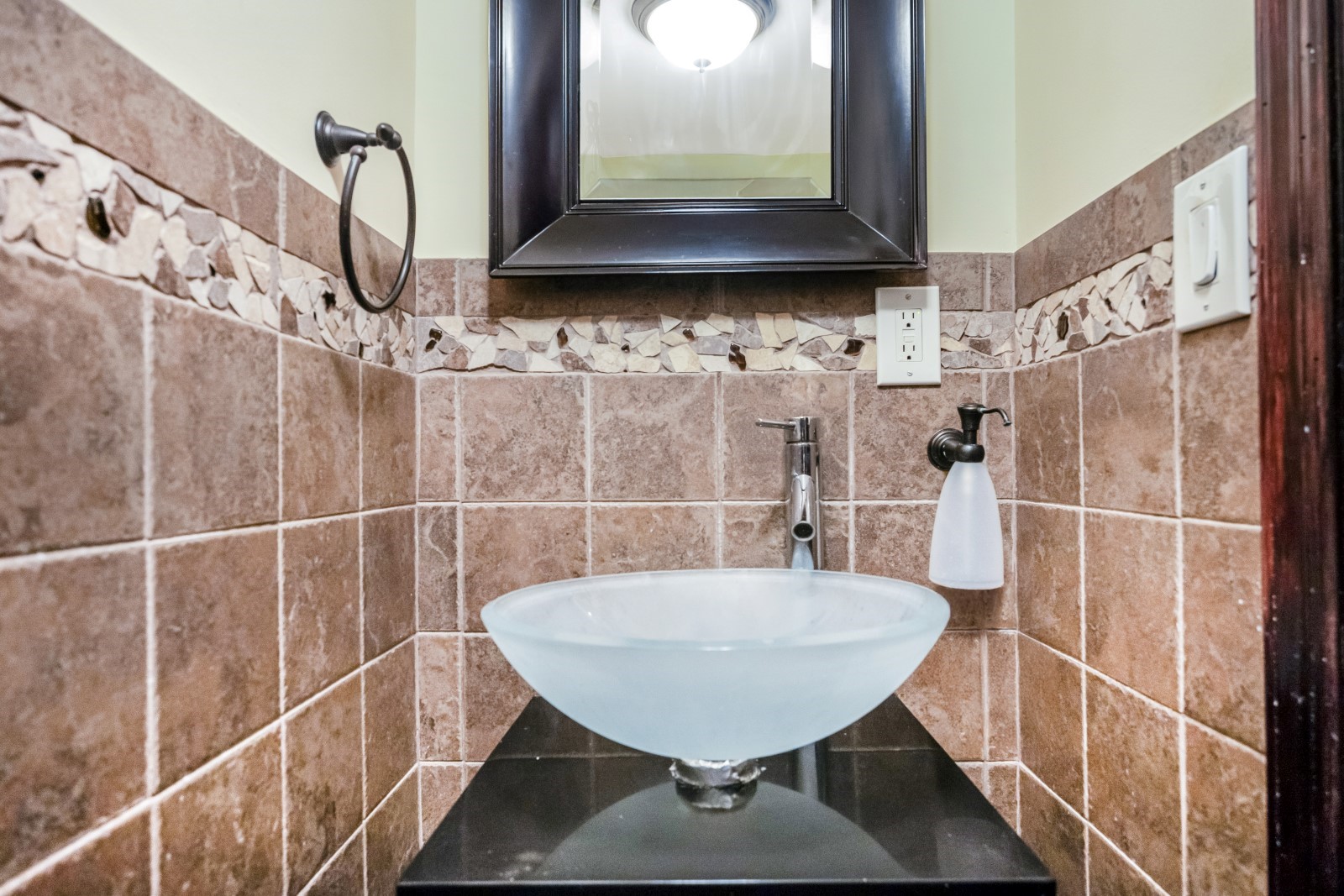 Middle Village, New York, 11379, United States, 2 Bedrooms Bedrooms, ,2 BathroomsBathrooms,Residential,For Sale,1941083