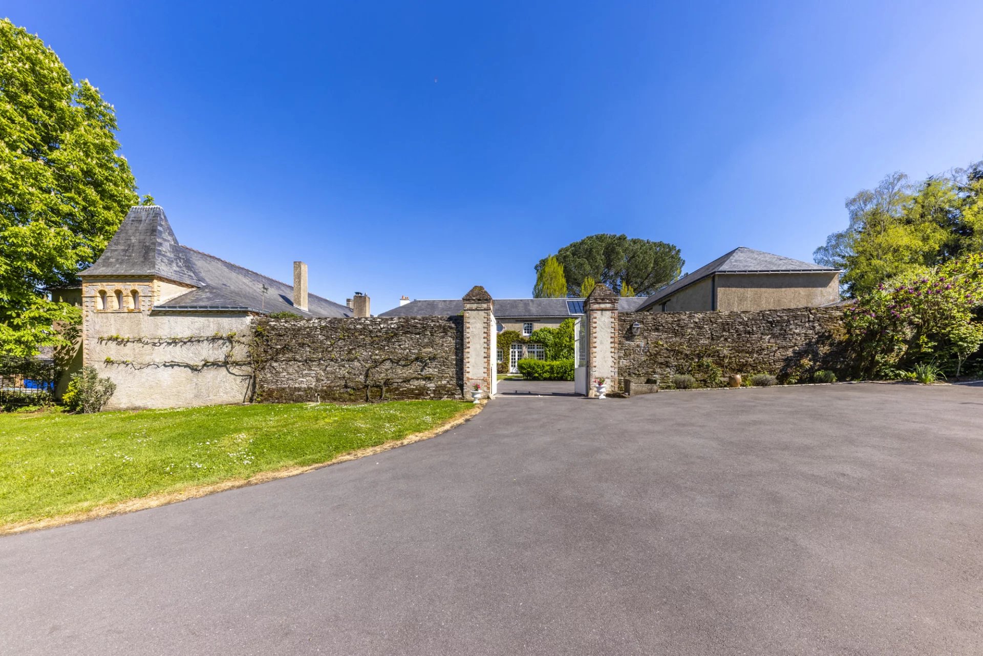Vertou, Pays de la Loire, 44120, FR, 4 Bedrooms Bedrooms, ,4 BathroomsBathrooms,Residential,For Sale,1252392