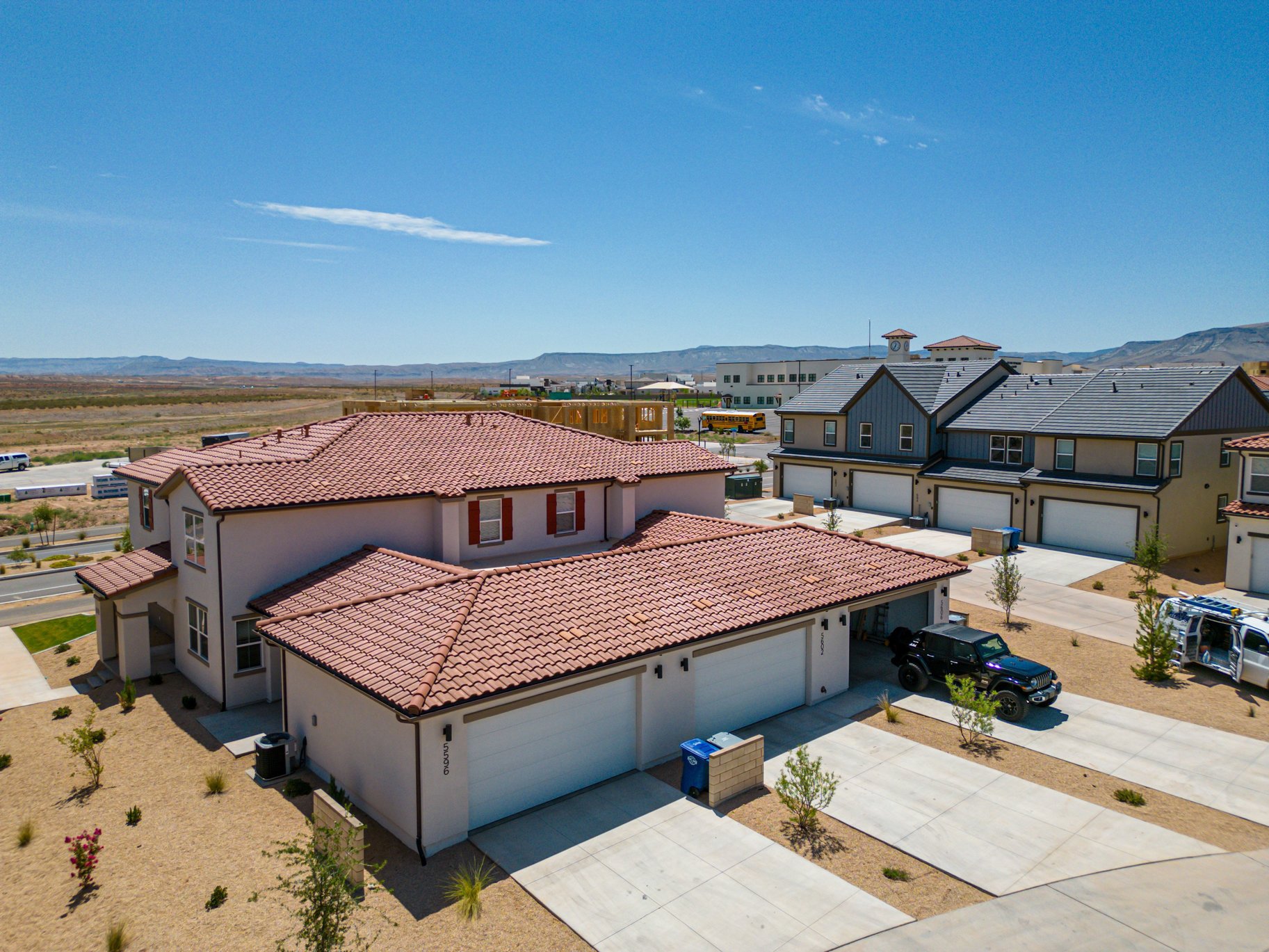  Move-in ready. Desert Color - Furnished 3 bed townhome - 物件實景
