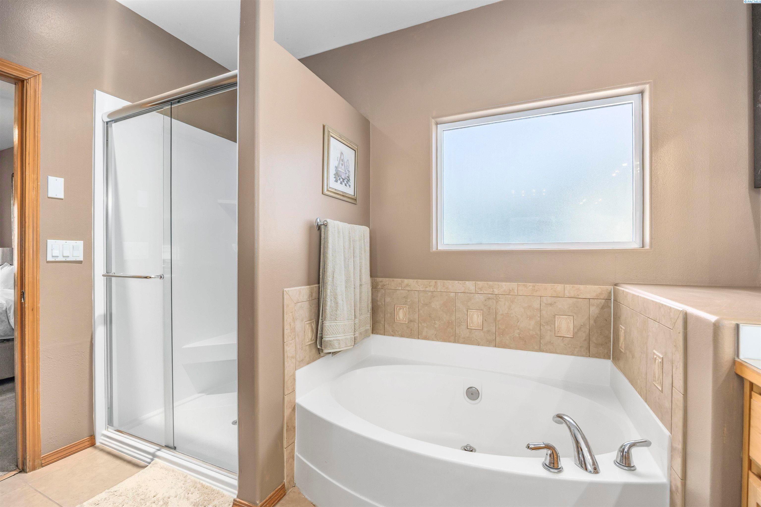 Kennewick, Washington, 99338, United States, 4 Bedrooms Bedrooms, ,2 BathroomsBathrooms,Residential,For Sale,1981833