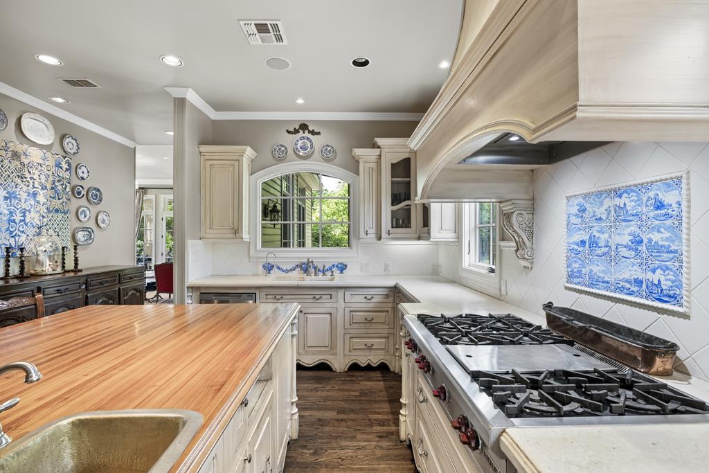 Kerrville, Texas, 78028, United States, 6 Bedrooms Bedrooms, ,6 BathroomsBathrooms,Residential,For Sale,1980458