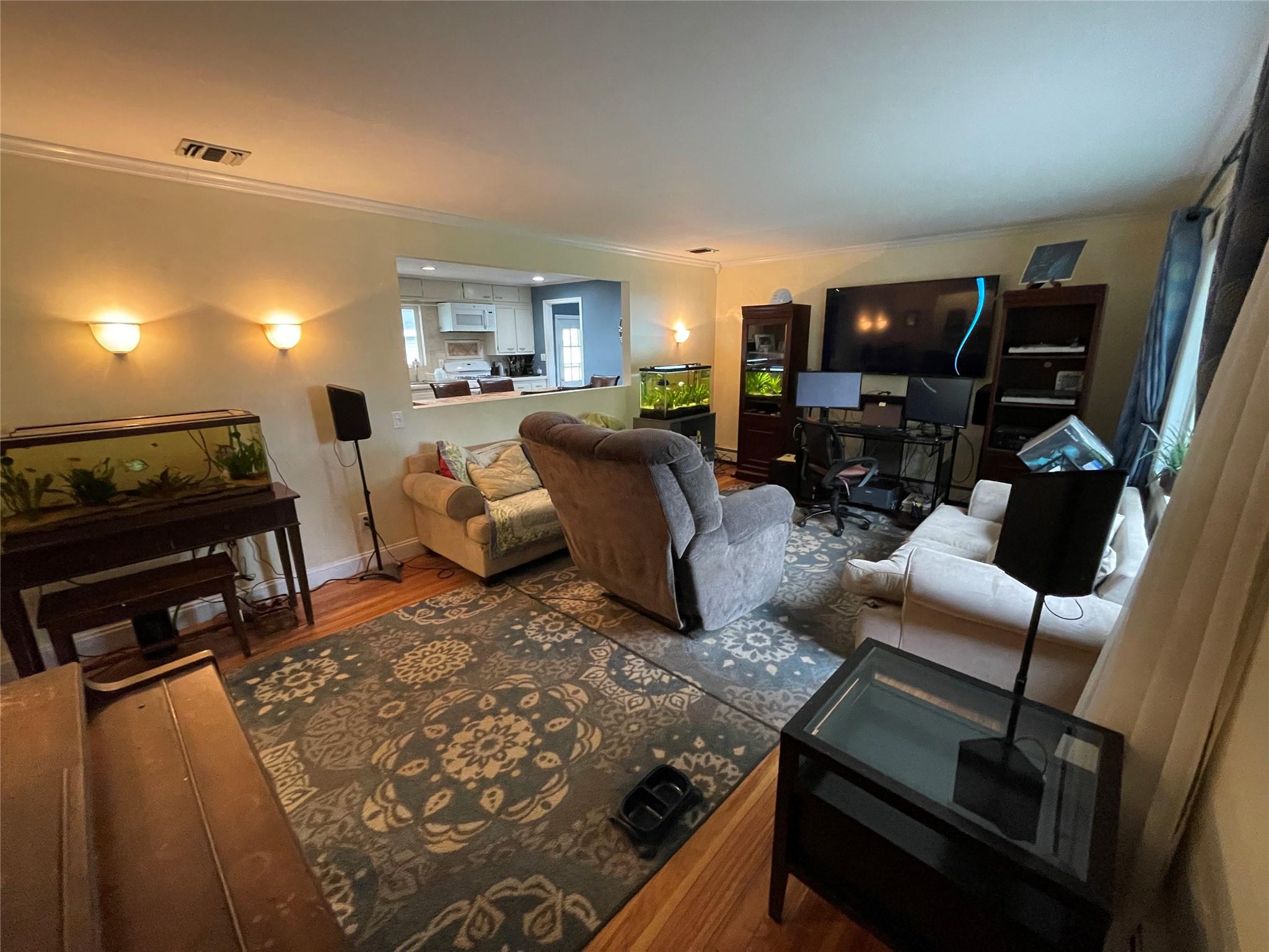 Lindenhurst, New York, 11757, United States, 3 Bedrooms Bedrooms, ,2 BathroomsBathrooms,Residential,For Sale,1920601