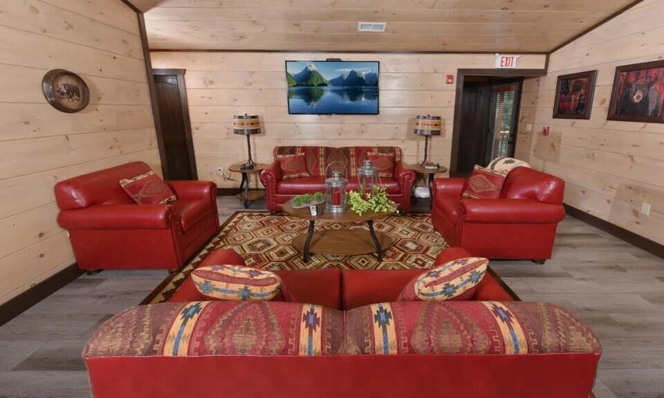 Sevierville, Tennessee, 37876, United States, 16 Bedrooms Bedrooms, ,17 BathroomsBathrooms,Residential,For Sale,1977076