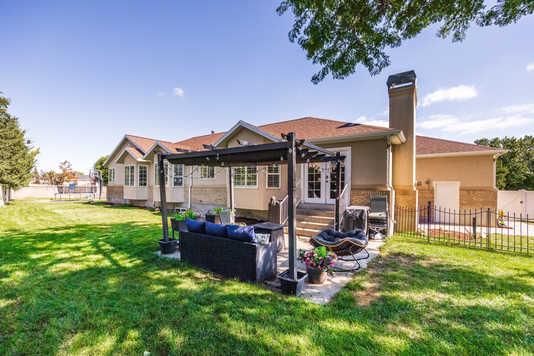  Multigenerational Living in South Jordan: 5 Beds, 2 Kitchens, 0.33-Acre Lot - 物件實景