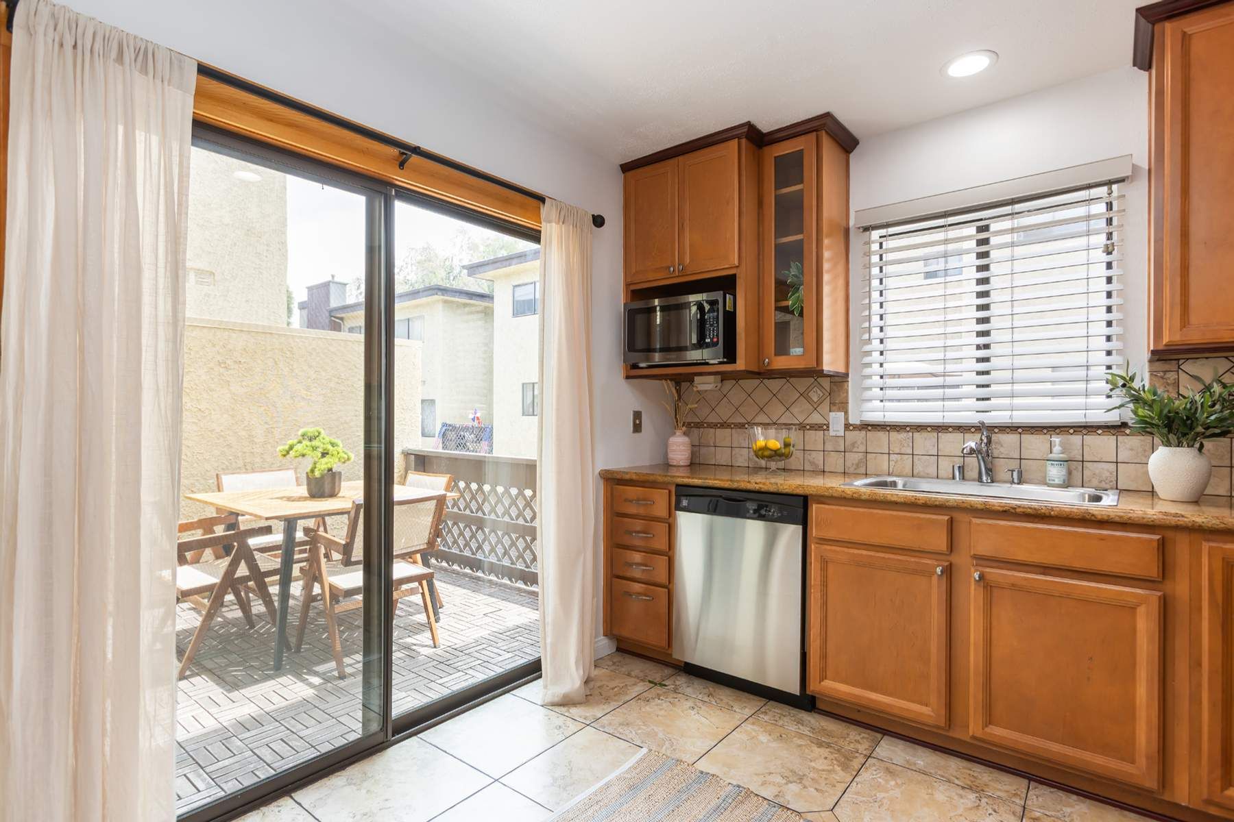  9131 Burnet Avenue, #5 - 物件實景