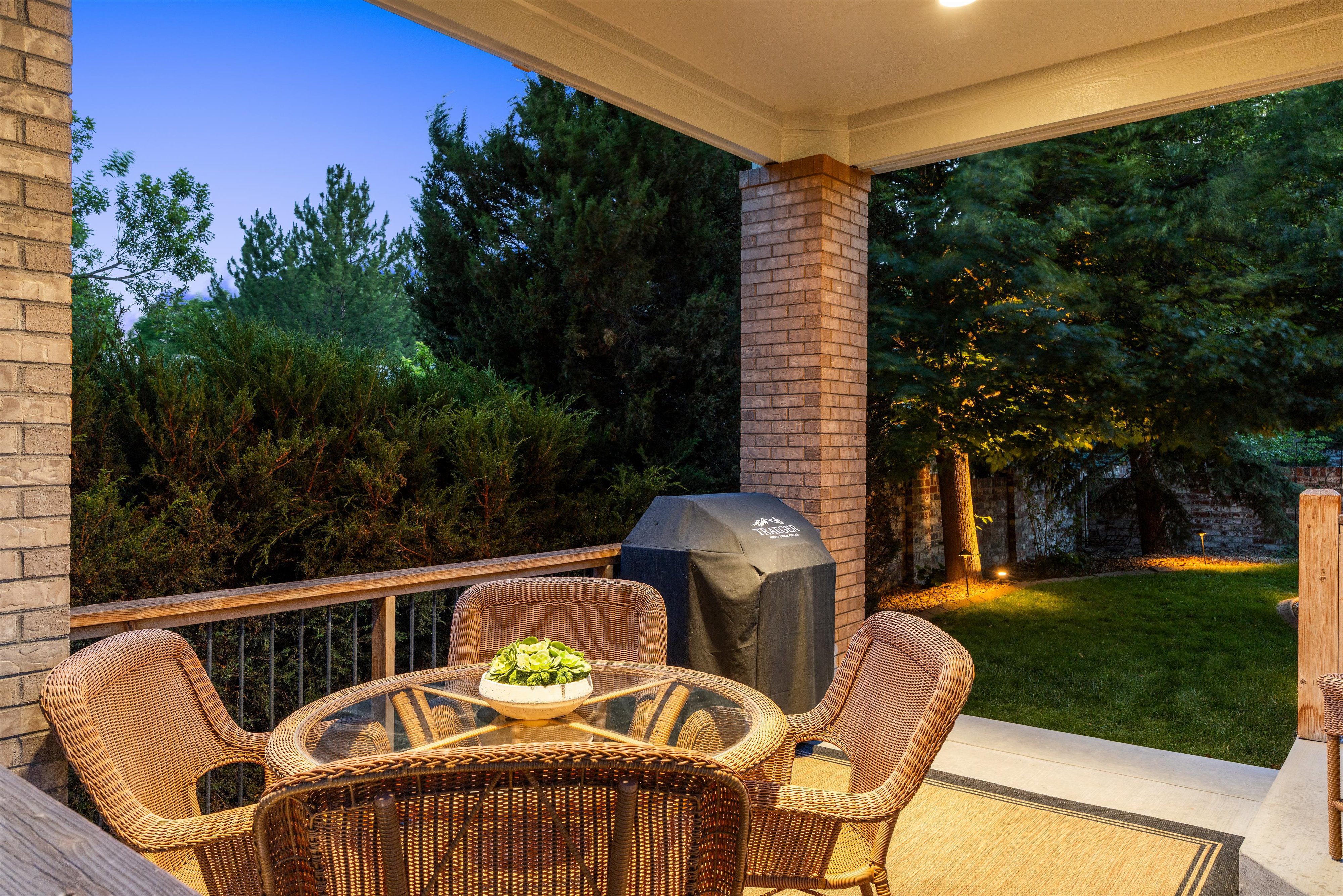  Luxury Features, Thoughtful Upgrades And Beautiful Outdoor Space - 物件實景