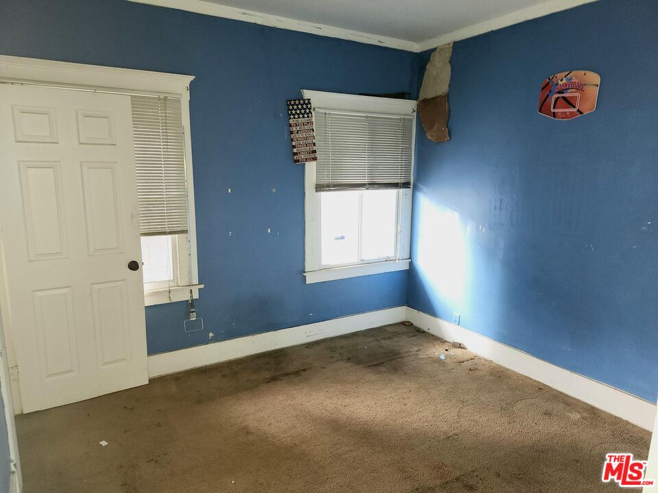 Los Angeles, California, 90037, United States, 4 Bedrooms Bedrooms, ,Residential,For Sale,2000883