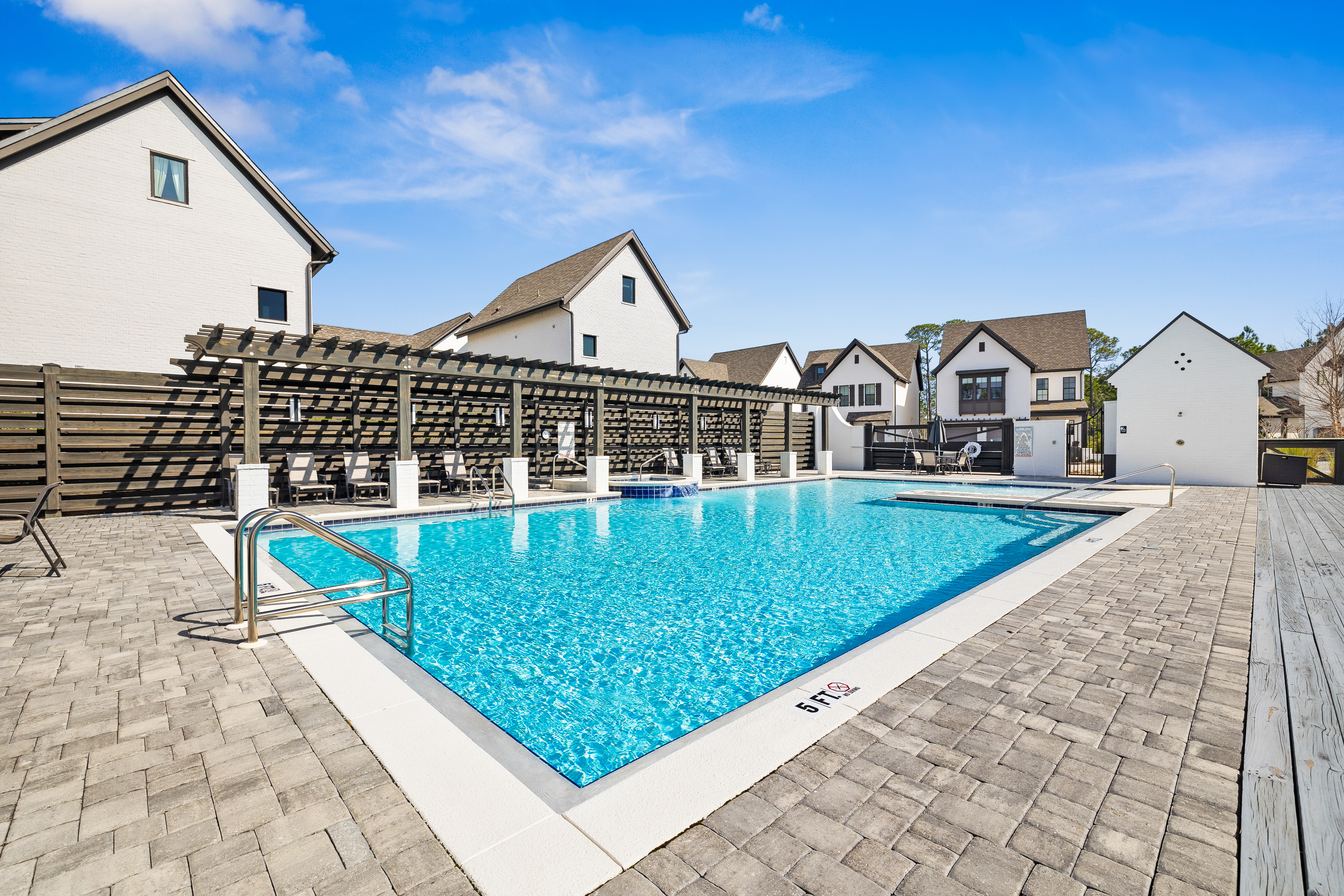  Multi-Level Refined Coastal Home In Gated Community Near Beach Access - 物件實景