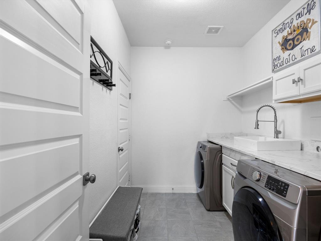 Waxahachie, Texas, 75165, United States, 4 Bedrooms Bedrooms, ,4 BathroomsBathrooms,Residential,For Sale,1978879