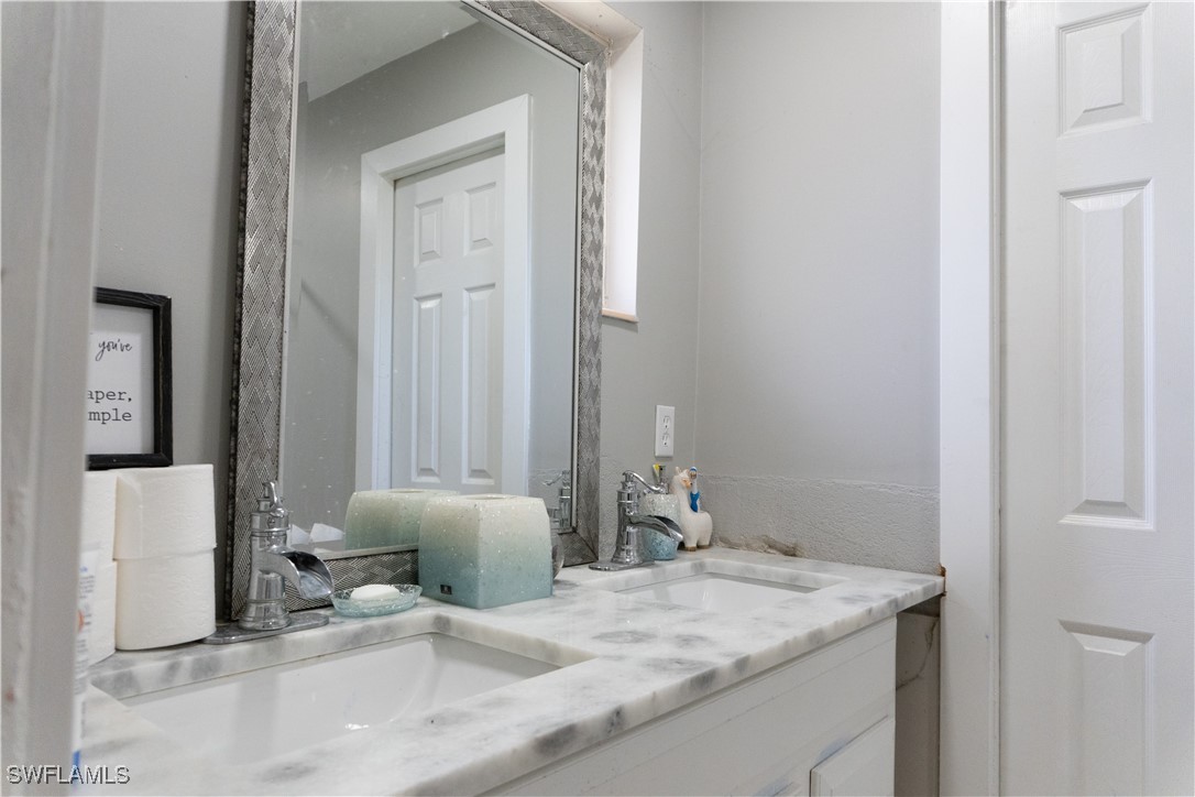 Fort Myers, Florida, 33916, United States, 4 Bedrooms Bedrooms, ,5 BathroomsBathrooms,Residential,For Sale,1975141