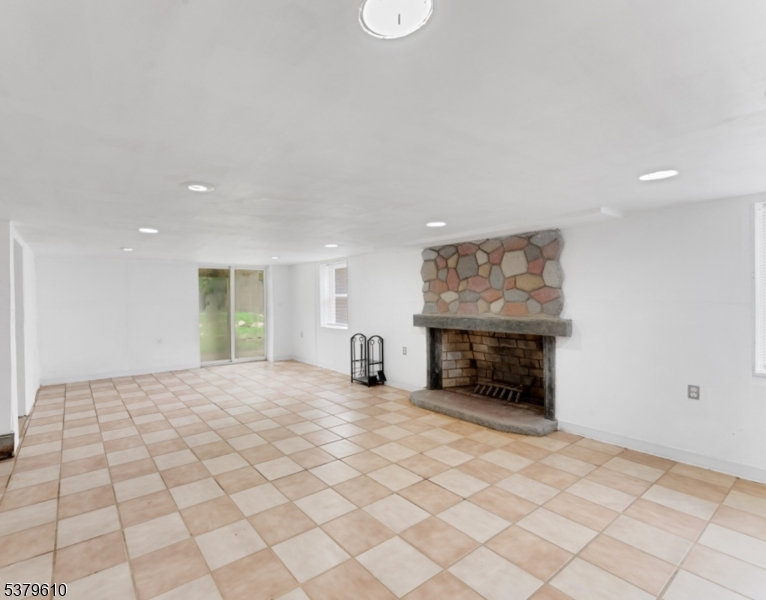 Sparta Twp., New Jersey, 07871, United States, 3 Bedrooms Bedrooms, ,2 BathroomsBathrooms,Residential,For Sale,1925567