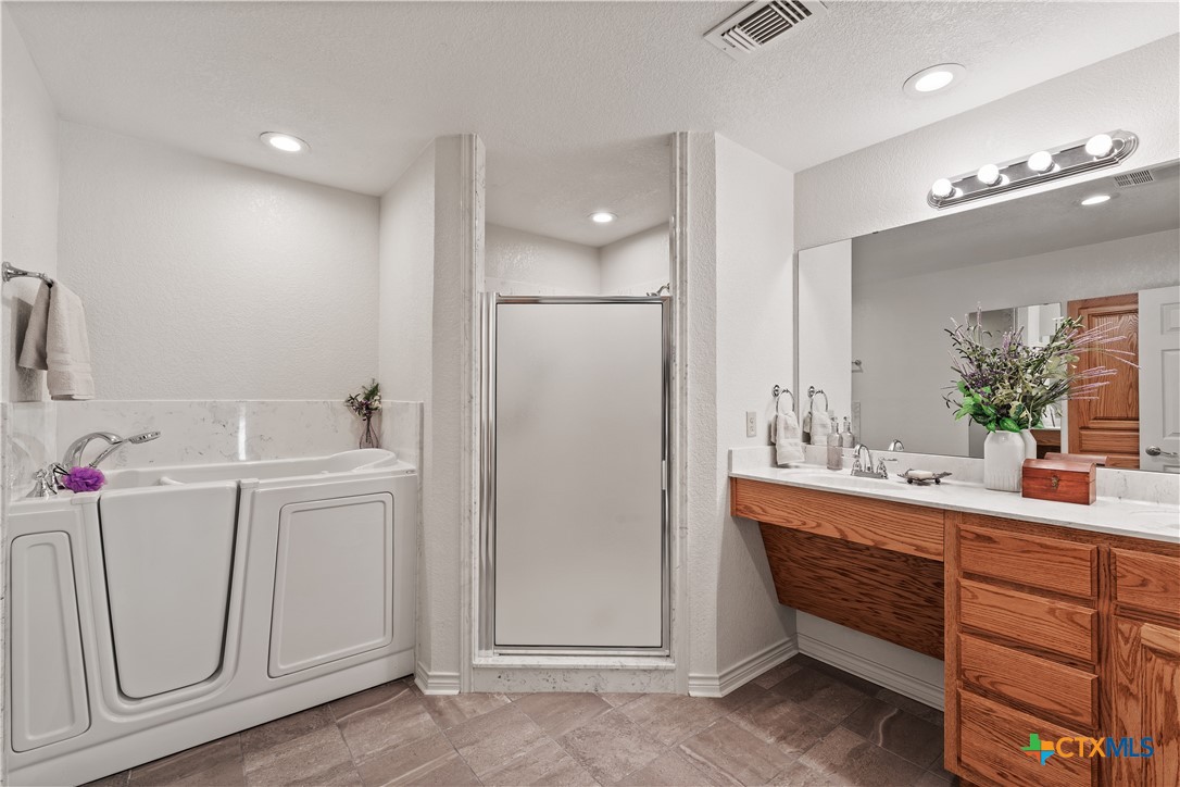 Belton, Texas, 76513, United States, 4 Bedrooms Bedrooms, ,4 BathroomsBathrooms,Residential,For Sale,1989055