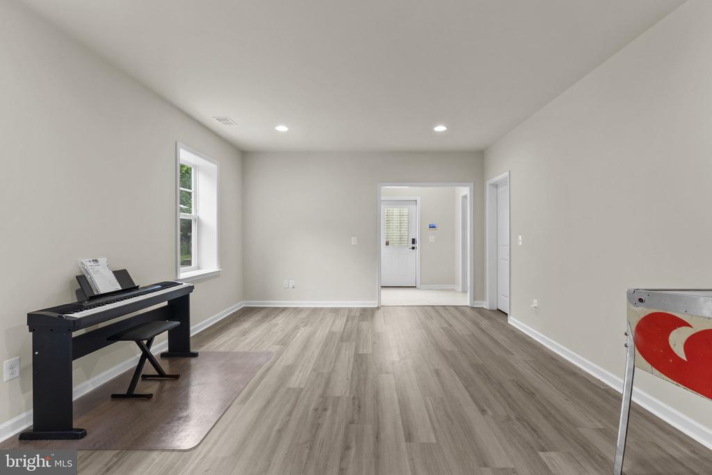 Warrenton, Virginia, 20187, United States, 4 Bedrooms Bedrooms, ,4 BathroomsBathrooms,Residential,For Sale,2048905