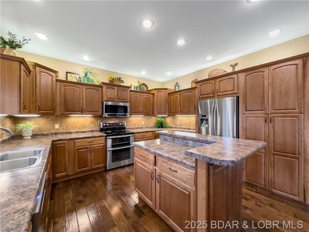 Camdenton, Missouri, 65020, United States, 4 Bedrooms Bedrooms, ,4 BathroomsBathrooms,Residential,For Sale,1805220