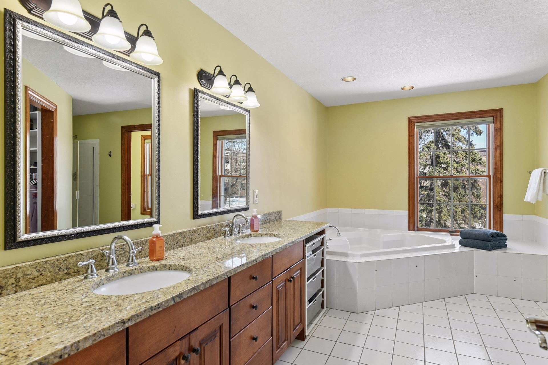  Serene Pondside Living in Edina Spacious Two-Story - 物件實景