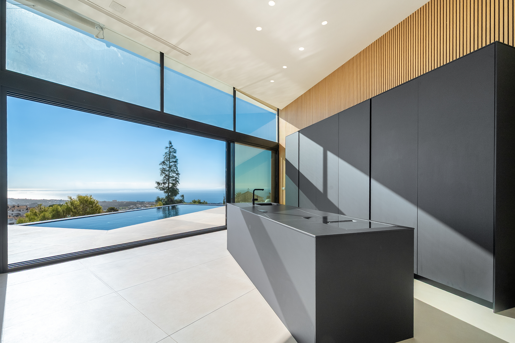  Contemporary Villa with Panoramic Sea Views in Altos de los Monteros - 物件實景