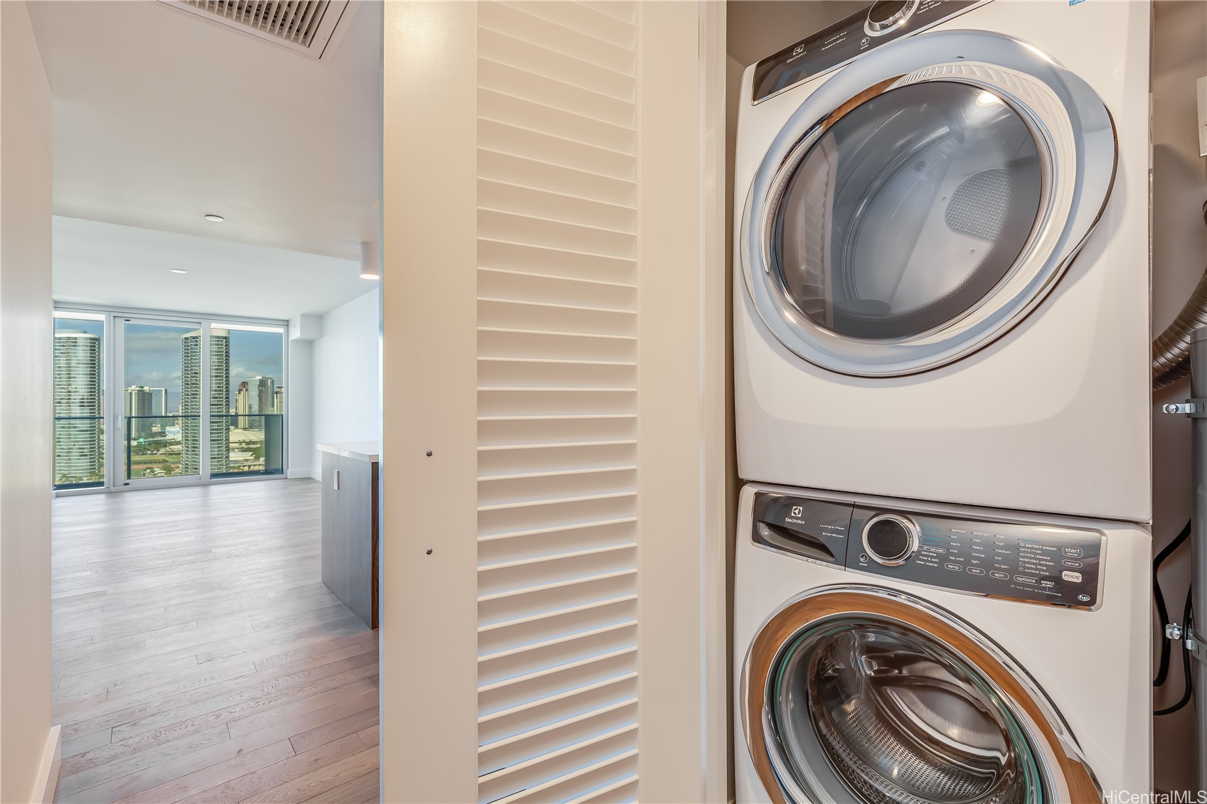 Honolulu, Hawaii, 96814, United States, 2 Bedrooms Bedrooms, ,2 BathroomsBathrooms,Residential,For Sale,2003366