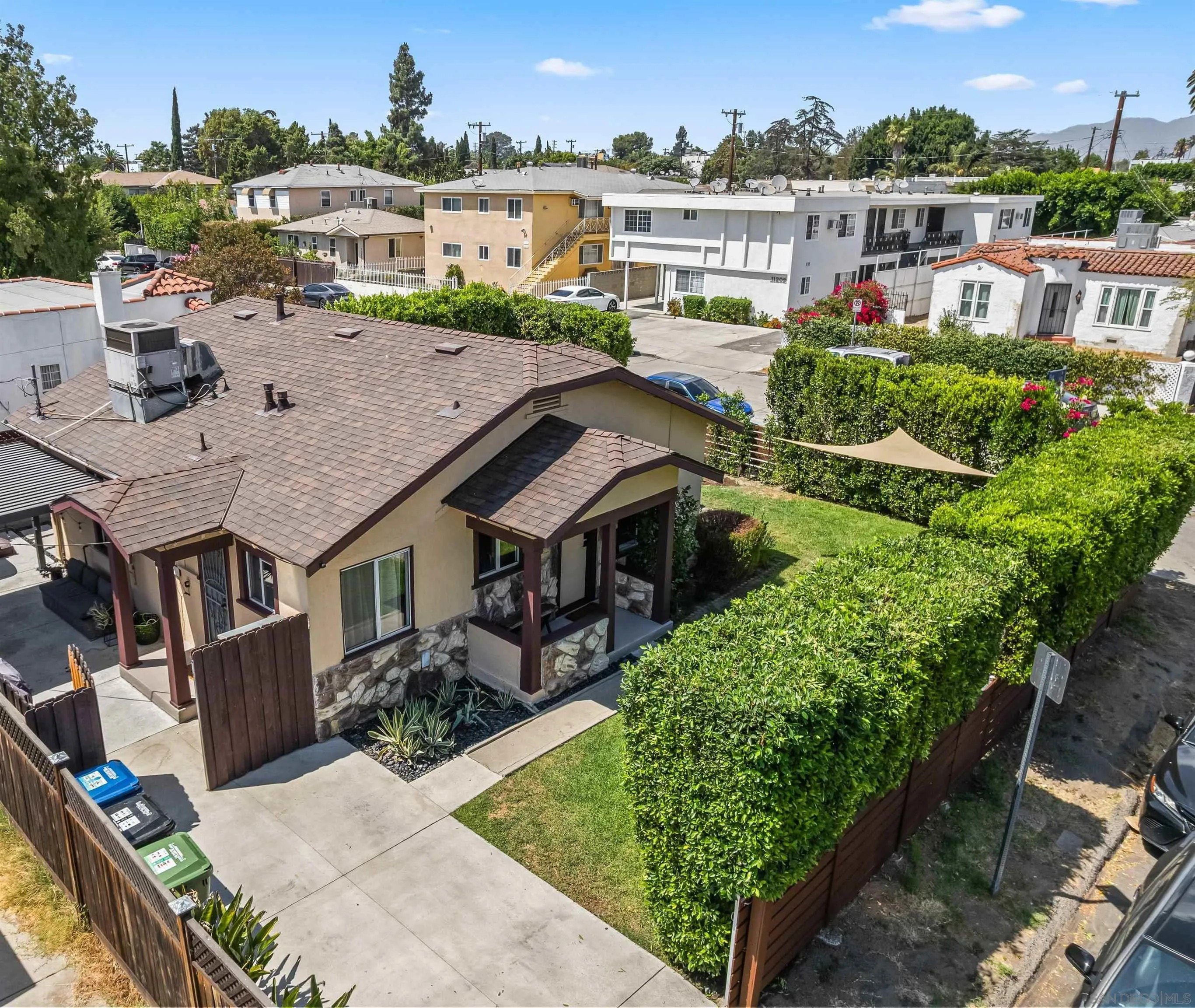 North Hollywood, California, 91601, United States, 2 Bedrooms Bedrooms, ,1 BathroomBathrooms,Residential,For Sale,1992001