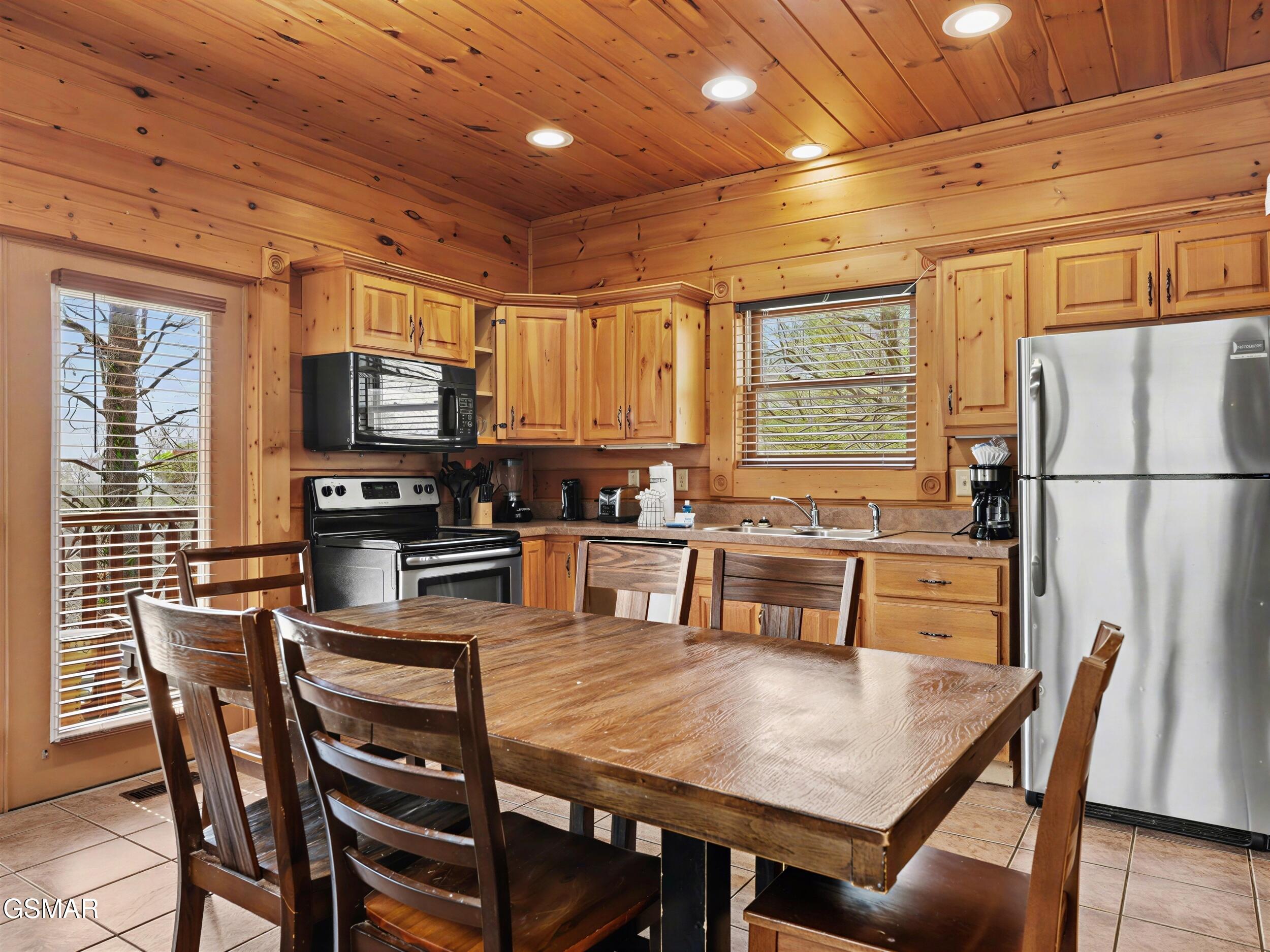 Gatlinburg, Tennessee, 37738, United States, 2 Bedrooms Bedrooms, ,3 BathroomsBathrooms,Residential,For Sale,2024380