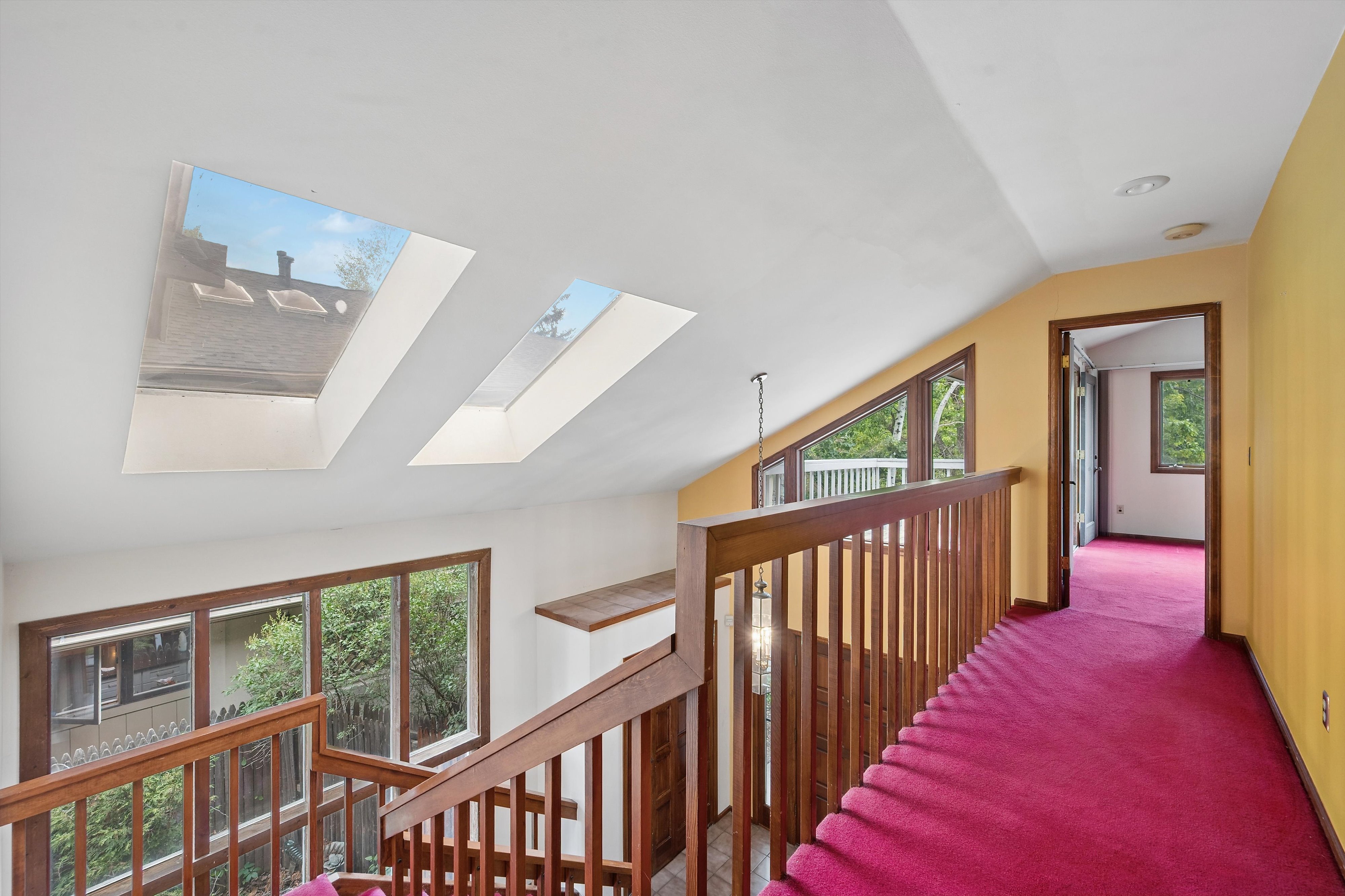  Architecturally distinctive home exudes a warm chalet and alpine feeling - 物件實景