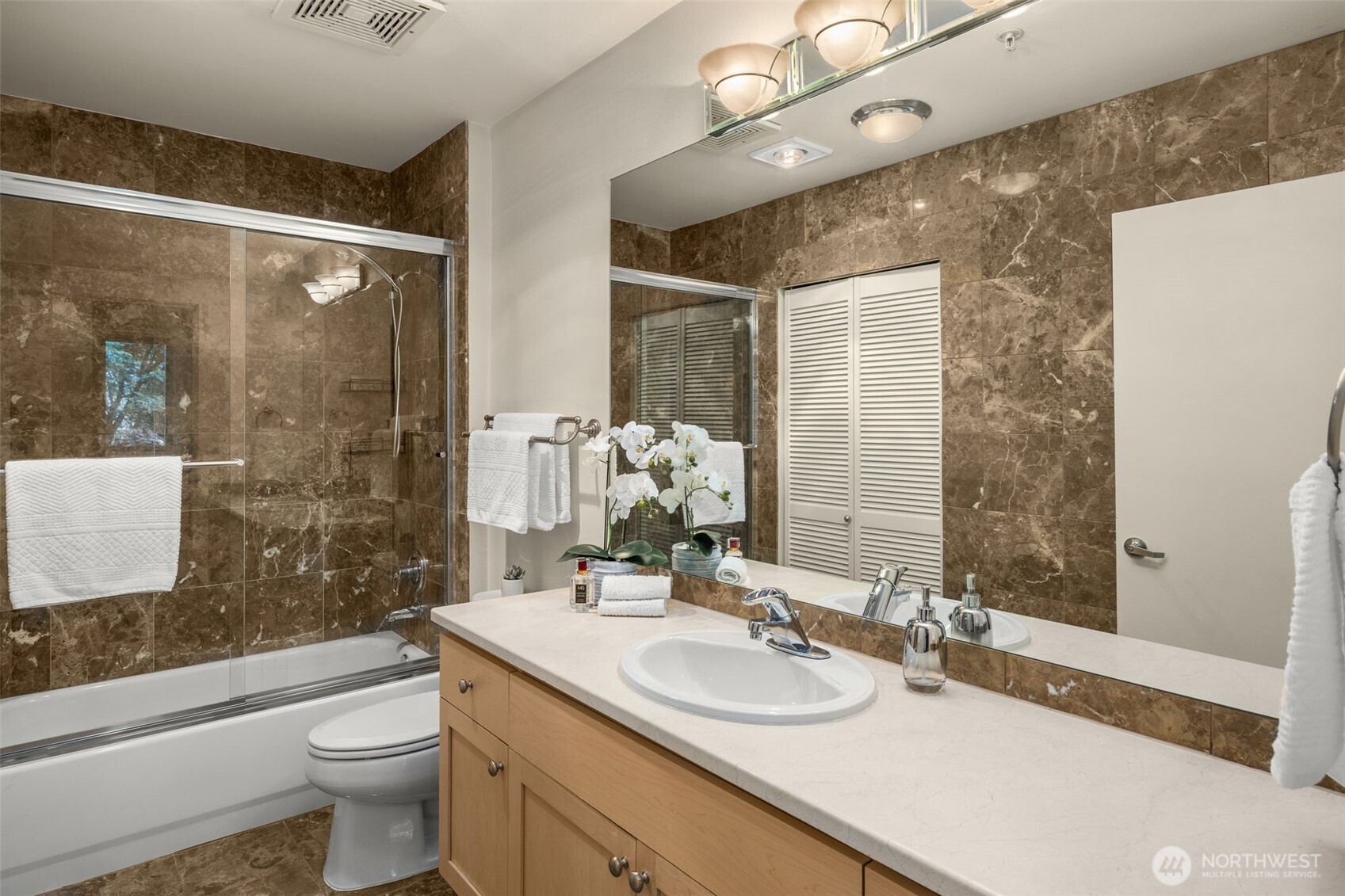 Kirkland, Washington, 98033, United States, 2 Bedrooms Bedrooms, ,2 BathroomsBathrooms,Residential,For Sale,1885386