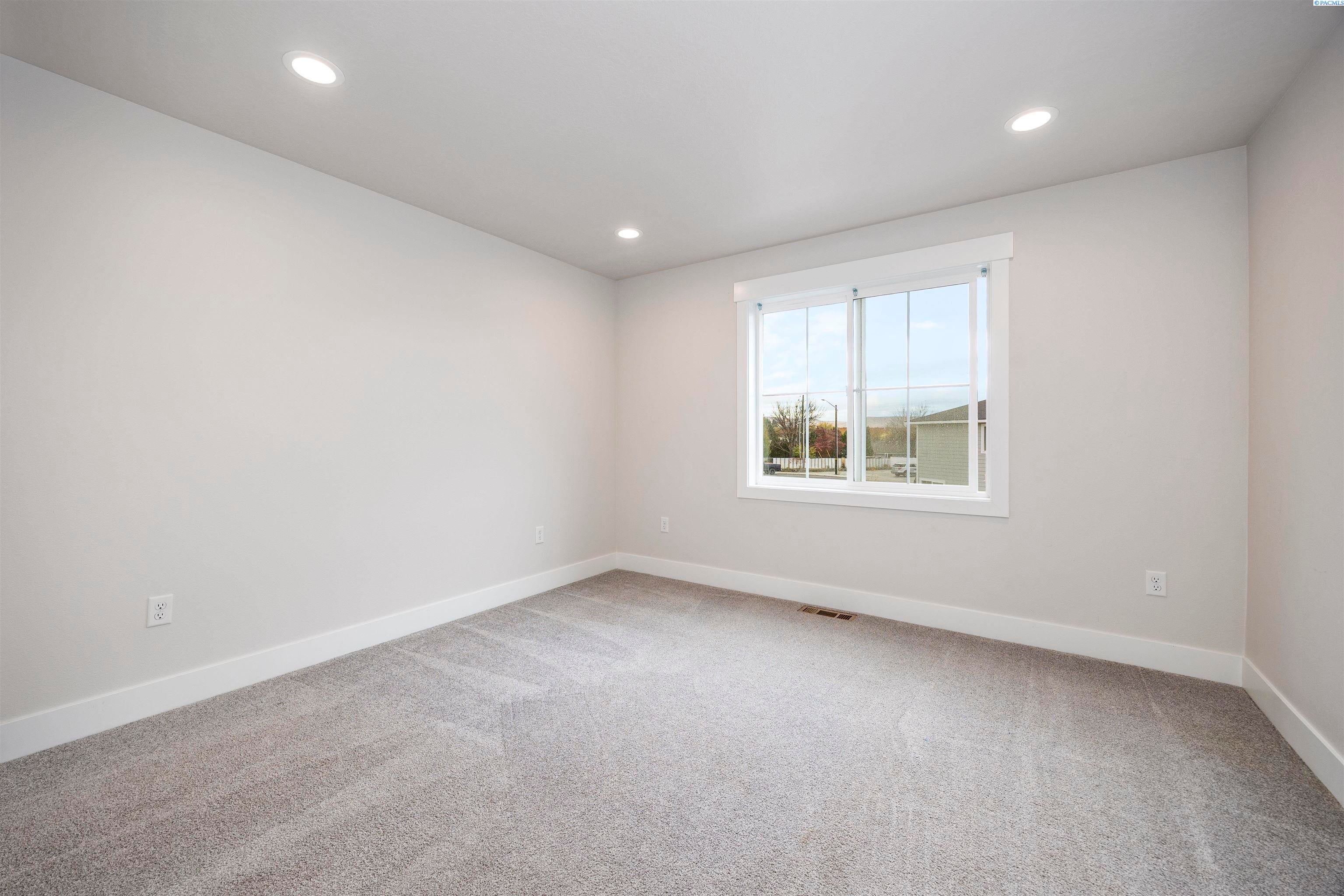 Grandview, Washington, 98930, United States, 5 Bedrooms Bedrooms, ,3 BathroomsBathrooms,Residential,For Sale,1988632