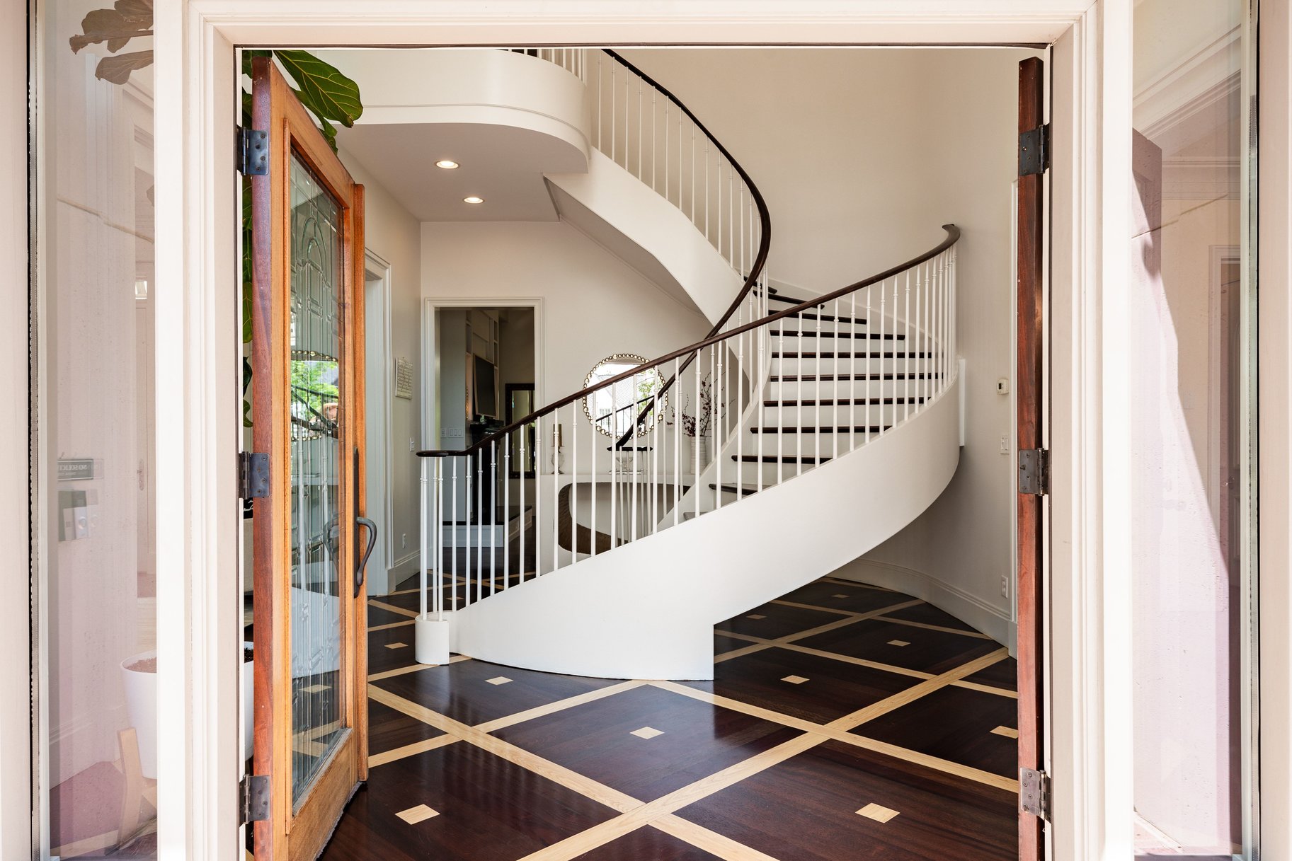  Stunning Custom Build on Millcreek Way - 物件實景