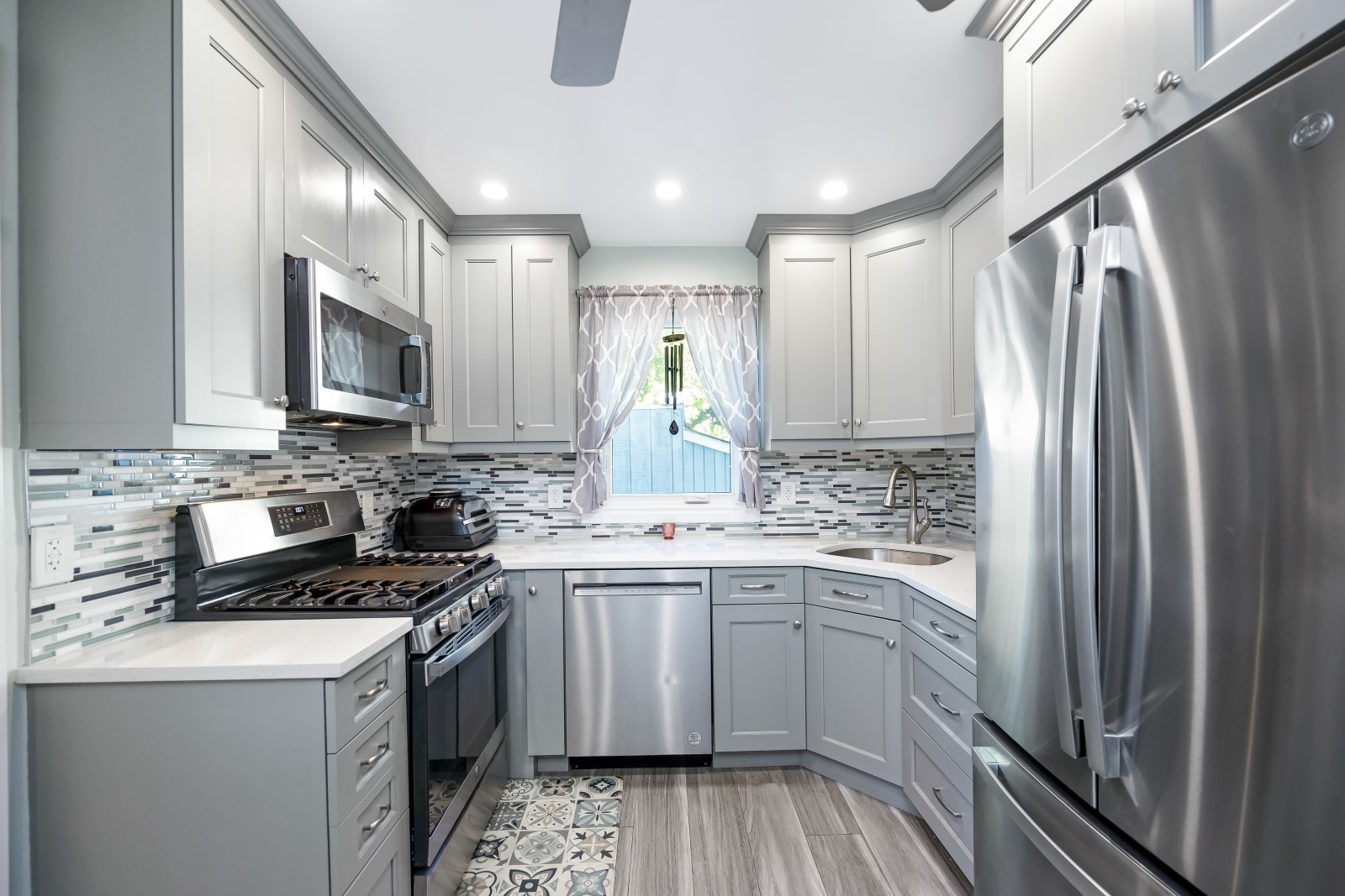 Glendale, New York, 11385, United States, 3 Bedrooms Bedrooms, ,2 BathroomsBathrooms,Residential,For Sale,1932107