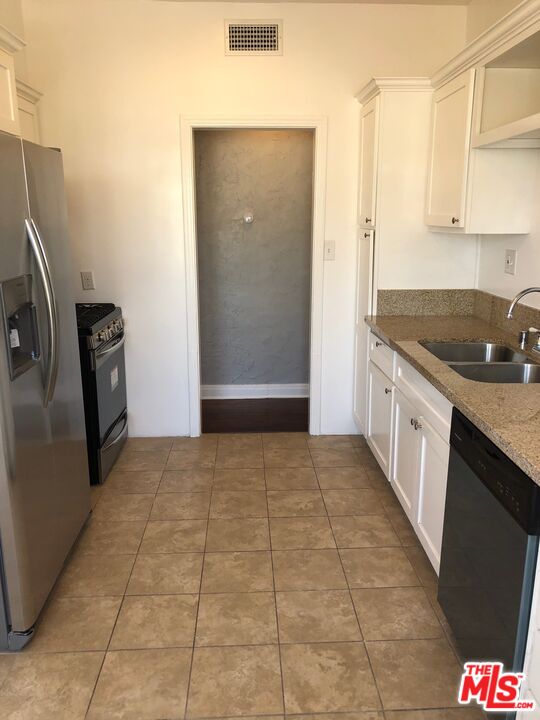 Los Angeles, California, 90016, United States, 10 Bedrooms Bedrooms, ,Residential,For Sale,1939338