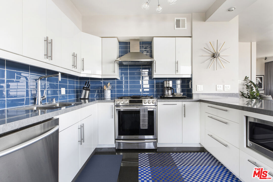 Los Angeles, California, 90027, United States, 1 Bedroom Bedrooms, ,1 BathroomBathrooms,Residential,For Sale,1913700