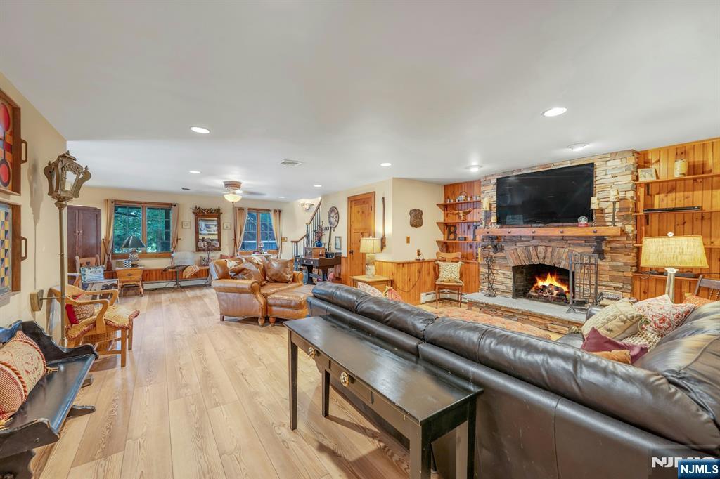 Montvale, New Jersey, 07645, United States, 6 Bedrooms Bedrooms, ,4 BathroomsBathrooms,Residential,For Sale,1950973
