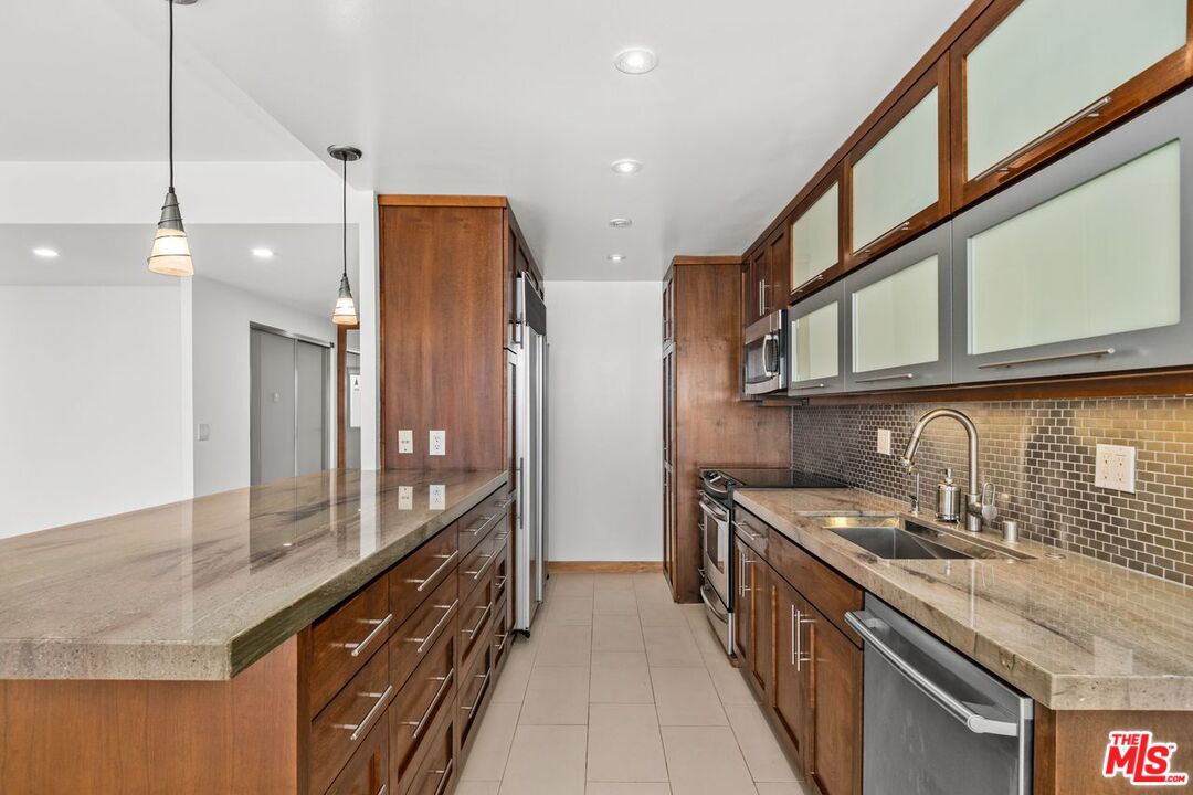 Los Angeles, California, 90067, United States, 1 Bedroom Bedrooms, ,1 BathroomBathrooms,Residential,For Sale,1850096