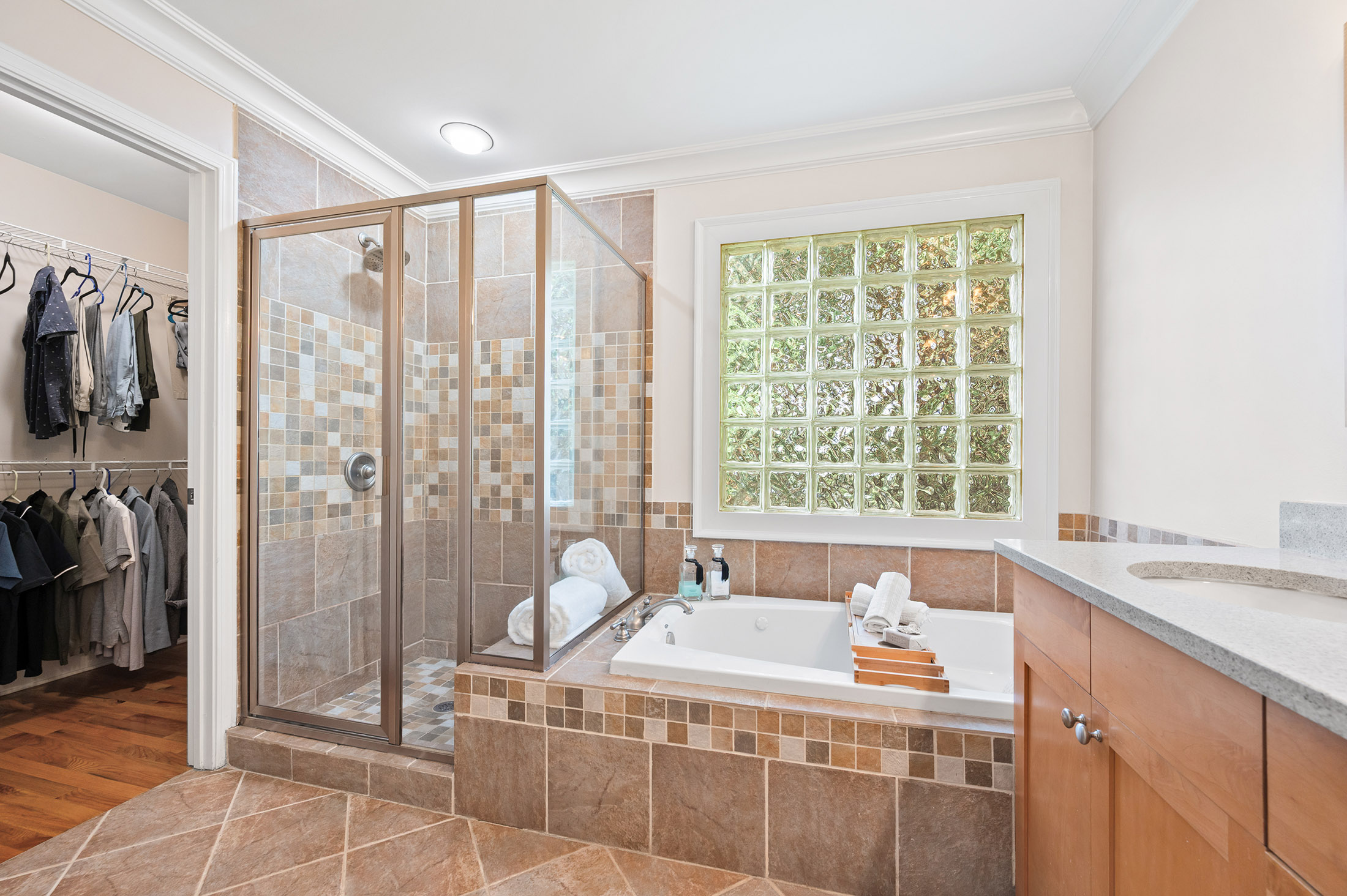  Two-Story Craftsman in Coveted Oakhurst Community - 物件實景